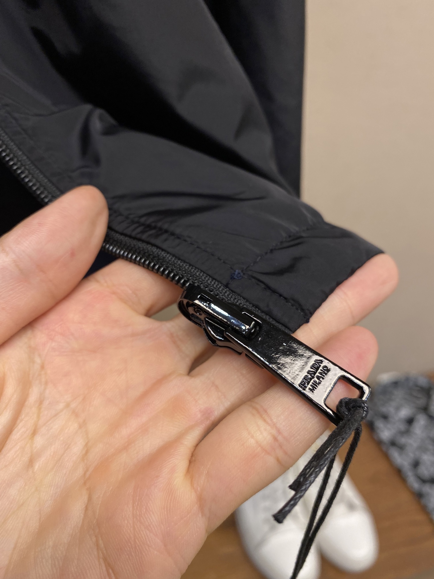 Title: Prada Regenerative Nylon Double Jacket Summary Summary: Prada’s regenerative nylon double jacket offers traditional nylon properties with high durability, lightness, waterproofing, and easy maintenance. - 图片 9