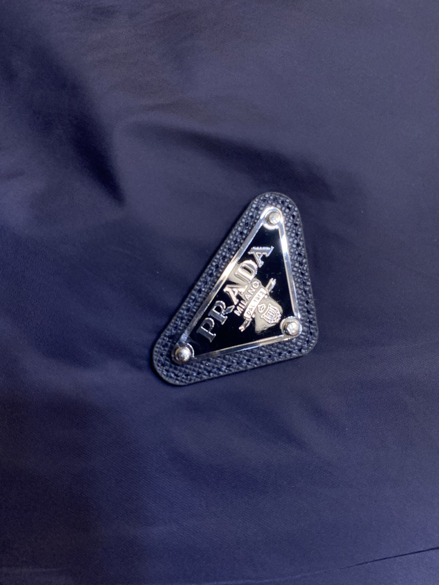 Title: Prada Regenerative Nylon Double Jacket Summary Summary: Prada’s regenerative nylon double jacket offers traditional nylon properties with high durability, lightness, waterproofing, and easy maintenance. - 图片 7