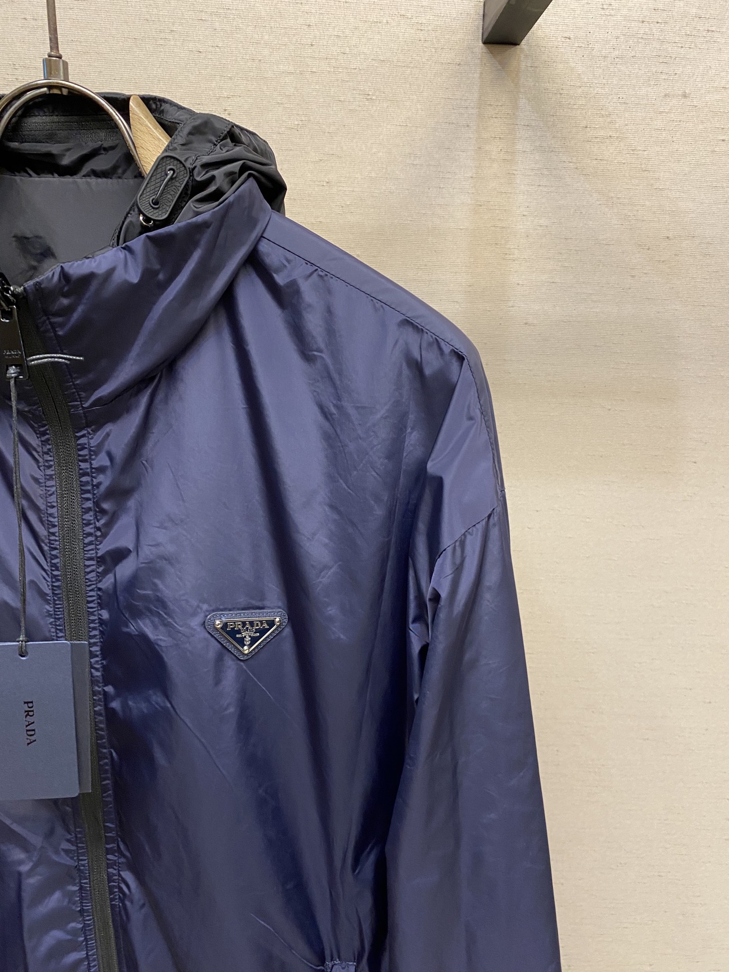 Title: Prada Regenerative Nylon Double Jacket Summary Summary: Prada’s regenerative nylon double jacket offers traditional nylon properties with high durability, lightness, waterproofing, and easy maintenance. - 图片 5