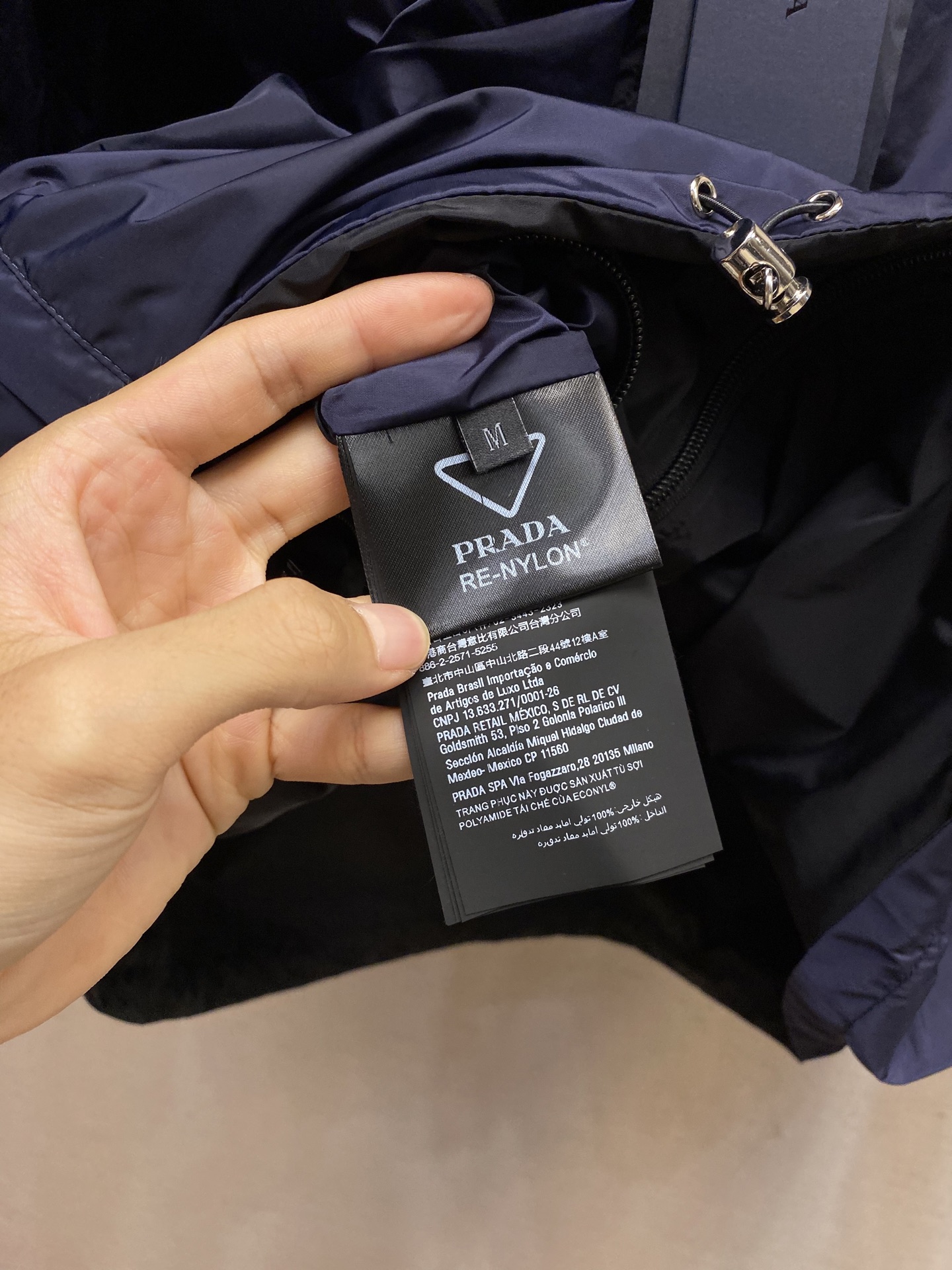 Title: Prada Regenerative Nylon Double Jacket Summary Summary: Prada’s regenerative nylon double jacket offers traditional nylon properties with high durability, lightness, waterproofing, and easy maintenance. - 图片 8