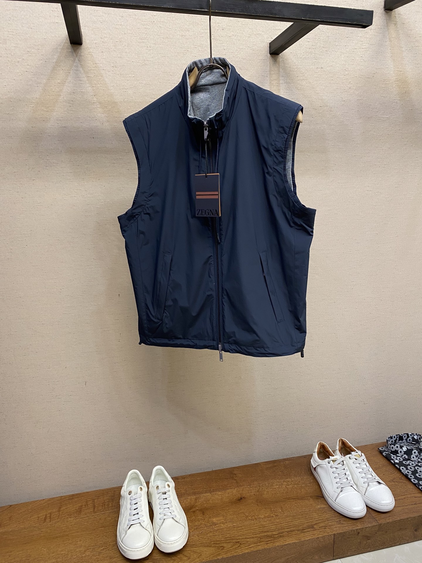 NO:495427,Zzegna, microfiber double-sided Brezza vest fabric selection. Microfiber fabric made of polyester fiber is known for its excellent tear resistance and wear resistance. It can quickly restore flatness during wear and maintain the crisp and stylish appearance of the clothes for a long time. At the same time, it is not easy to deform after washing for a long time, ensuring dimensional stability. After waterproofing, it can adapt to various weather wear needs. The other fabric is made of cashmere blended sweat fabric. The cashmere fiber is only 14 microns in diameter. After blending, it eliminates the itchy feeling of pure cashmere. The central control structure locks in stationary air and has strong warmth. The blessing of a small amount of nylon strengthens the durability of cashmere and extends its service life. Process The monochrome letter LOGO of cashmere-blended surface controls the coordinated operation of the machine head, needle rod and spool through the high-precision computing system of the computer embroidery machine. The fabric frame moves accurately in horizontal and vertical directions to form a stitch trajectory, adjust the tension of the upper and lower lines to ensure that the stitch is flat and there is no floating line, forming a fine letter pattern with an error of ±0.1mm Size S-XL, alexander wang19860909Zzegna,微纤维双面Brezza马甲 面料选择 选用聚酯纤维打造的微纤维面料,以出色的抗撕裂,耐磨性能著称,穿着过程中能快速恢复平整,长久保持衣物挺括有型的外观.同时久洗不易变形,确保尺寸稳定性.通过防水处理之后,使其适应各种天气穿着需求. 另一面面料 选用山羊绒混纺汗布面料.羊绒纤维直径仅14微米,混纺后消除纯羊绒的刺痒感,中控结构锁住静止空气,保暖性极强.少量锦纶的加持强化羊绒的耐穿性,延长使用寿命. 工艺 羊绒混纺面的单色字母LOGO通过电脑绣花机高精度的计算系统控制机头、针杆、线轴的协同作业,布料框架在水平和垂直方向精准移动,形成针迹轨迹,调整上线和下线张力,确保线迹平整无浮线,形成误差在±0.1mm的精细字母图案 尺码S-XL,,alexander wang,Men's clothing