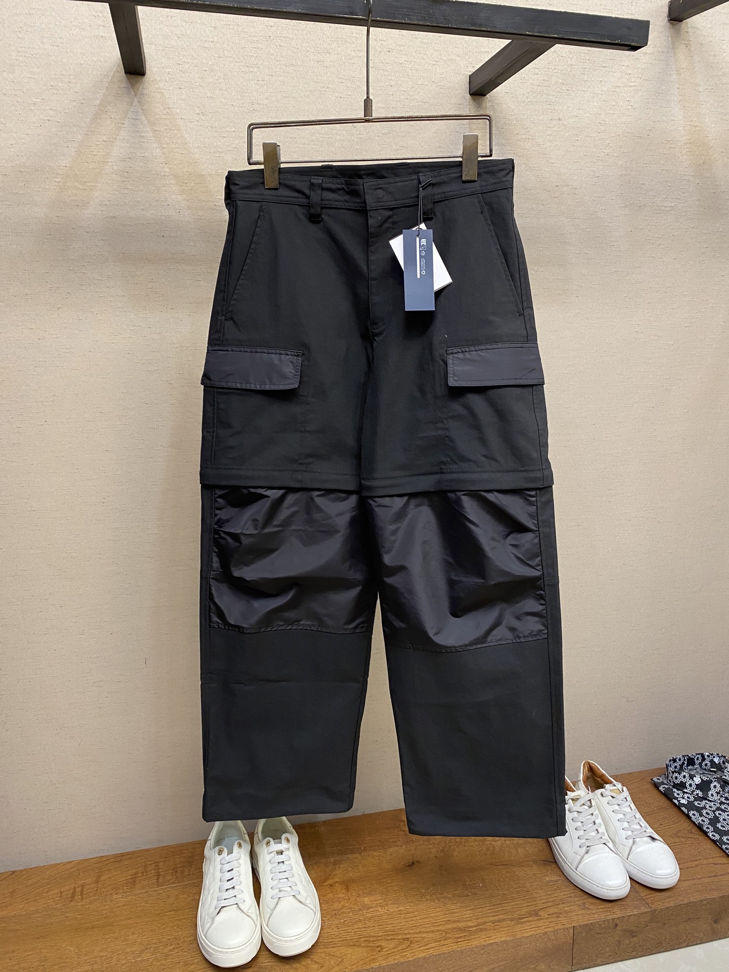 NO:495423,Dior, CD* new product in early autumn, joint limited foot-removing work pants. Back embroidered, loose style, front middle zipper decoration four-fold buckle closure, foot binding, multi-bag design, 11 original development, three-standard and auxiliary materials version restoration. Size S-XL, dior, alexander wang19860909Dior,CD*早秋新品,联名限定脱脚工装裤.后幅绣花,宽松版型,前中拉链饰四合扣开合,可束脚,多袋设计,11原版开发,三标、辅料对版还原. 尺码S-XL,,dior,alexander wang,Men's clothing