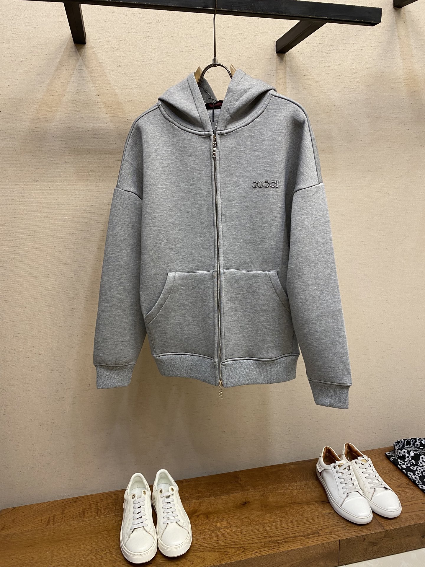 NO:495401,Gucci applique floral embroidery zipper hoodie fabric is made of 320 grams double-sided double-layer composite fabric, fabric wash and glue fit, fabric is up to 700 grams, and the weight of the whole piece of clothing is close to 2 kg. The loose and large-size effect is very comfortable on the upper body, and the classic gray color and zipper hoodie style is also very versatile. The thread is matched with 2*2 same steel double-yarn thread. The auxiliary material 1 zipper is made of alloy material, electroplated original silver hanging, double 5-number pull-tip, and the pull-tip is iconic. The pull-tip uses original track European teeth. The auxiliary material 2 chest patch is made of large fabric, and the computer laser burns out the size of [Gucci] logo is the same as the original. Afterwards, it is manually matched with the patch embroidery treatment, and 3 layers of single-needle embroidery reinforced.  Daily ready-to-wear items are selected from high-quality materials, made with exquisite craftsmanship, rejuvenating the charming style, adding another masterpiece to the men's series for autumn and winter. This viscose knitted hooded sweatshirt embellished with Gucci embroidery. Size S-XL, gucci, hoodie, sweatshirts, hats, alexander wang19860909Gucci 贴布烧花刺绣拉链帽衫 面料采用320克双面双层复合,面料布匹洗水和过胶贴合,面料高达700克,整件衣服的重量接近2公斤.宽松大版型的效果上身非常舒适,经典灰的颜色配上拉链帽衫款式也是非常百搭.螺纹搭配2*2同钢双纱拉架螺纹. 辅料1拉链采用合金材料,电镀原版挂白银, 双5号拉头,拉头带有品牌Gucci标志性.拉牙采用原版轨道欧牙. 辅料2胸前贴布采用面料大身布,电脑激光烧花出［Gucci］logo大小与原版一至.后人工手量对位做贴布绣花处理,3层单针刺绣加固.  日常成衣单品甄选优质材质,以精湛工艺匠造而成,焕新诠释魅力格调,为秋冬男士系列再添力作.这款粘胶纤维针织连帽卫衣缀饰Gucci刺绣. 尺码S-XL,,gucci,hoodie,sweatshirts,hats,alexander wang,Men's clothing