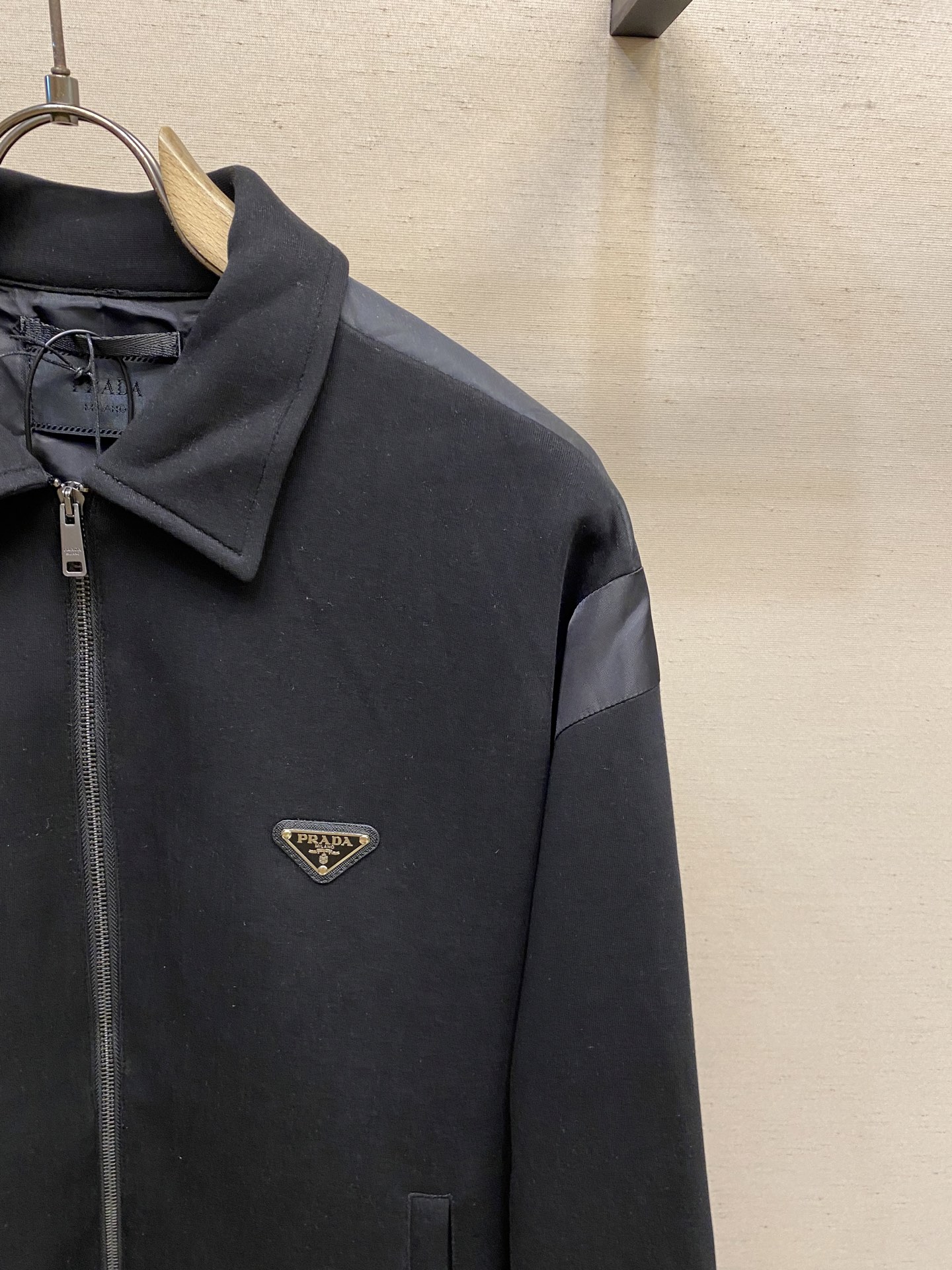 Prada Roman Latch Jacket: Nylon Fabric, Heating Effect, Fine Details, Sporty Elegance – Size S-XL - 图片 4