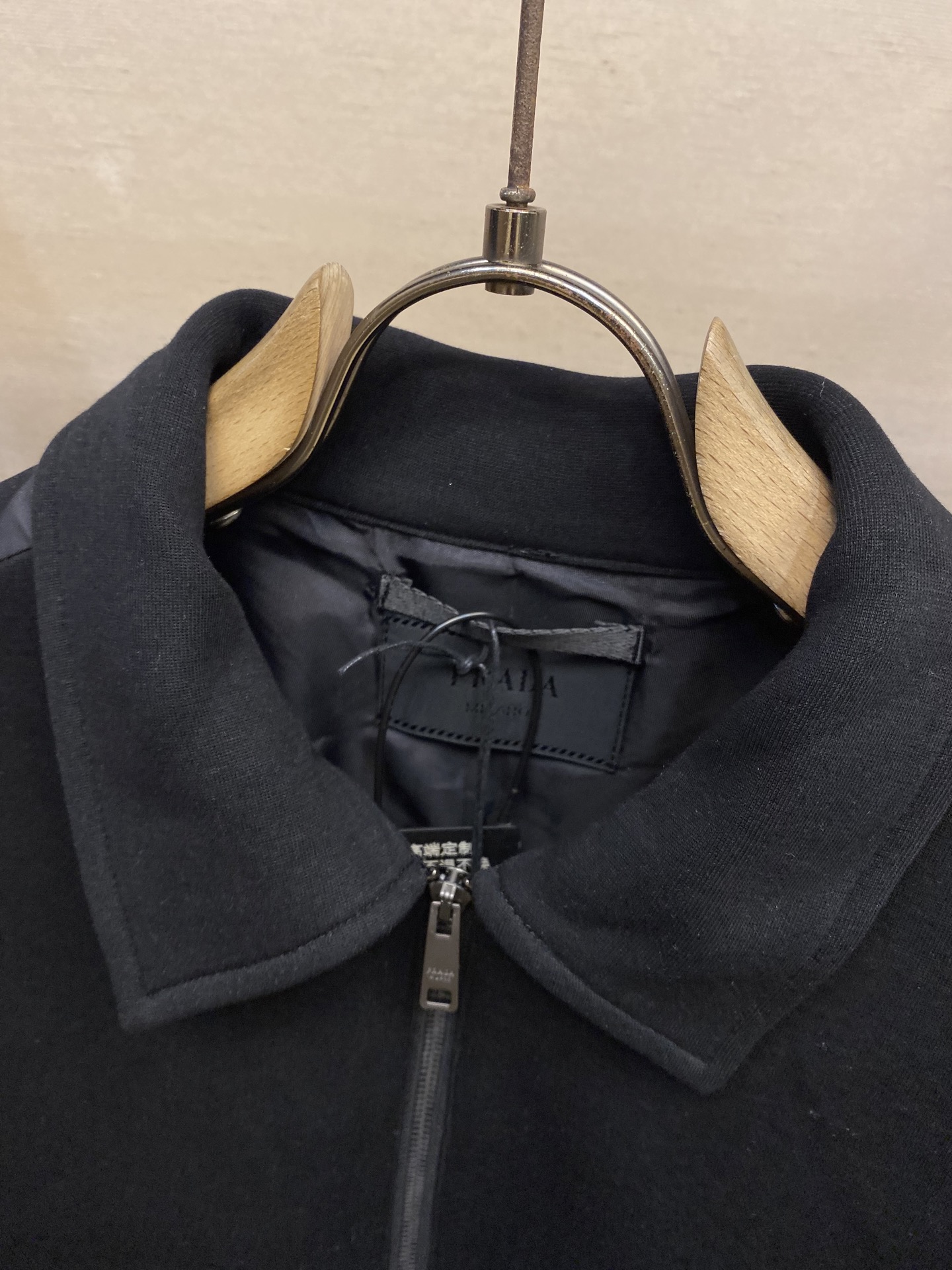 Prada Roman Latch Jacket: Nylon Fabric, Heating Effect, Fine Details, Sporty Elegance – Size S-XL - 图片 3