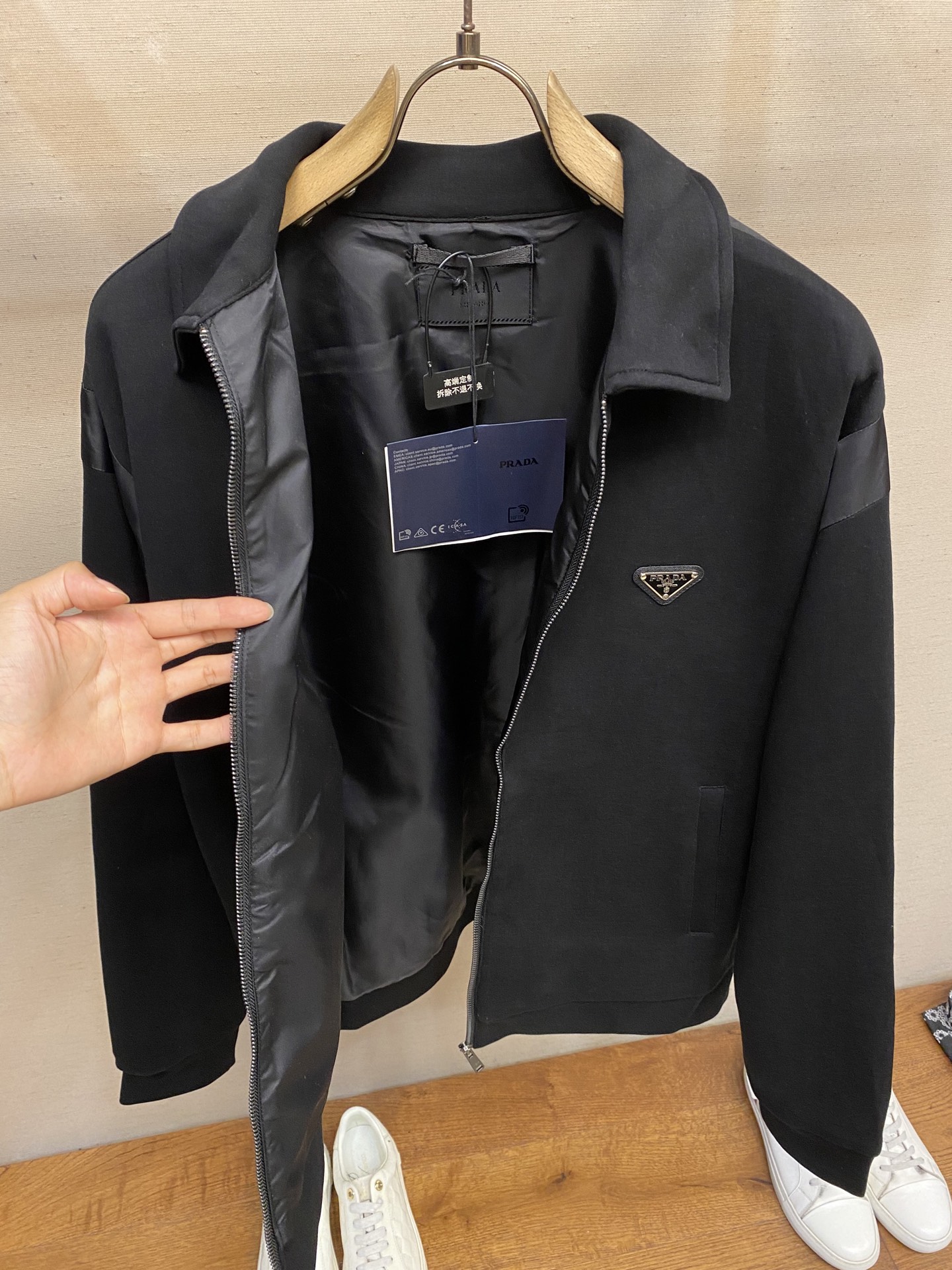 Prada Roman Latch Jacket: Nylon Fabric, Heating Effect, Fine Details, Sporty Elegance – Size S-XL - 图片 9