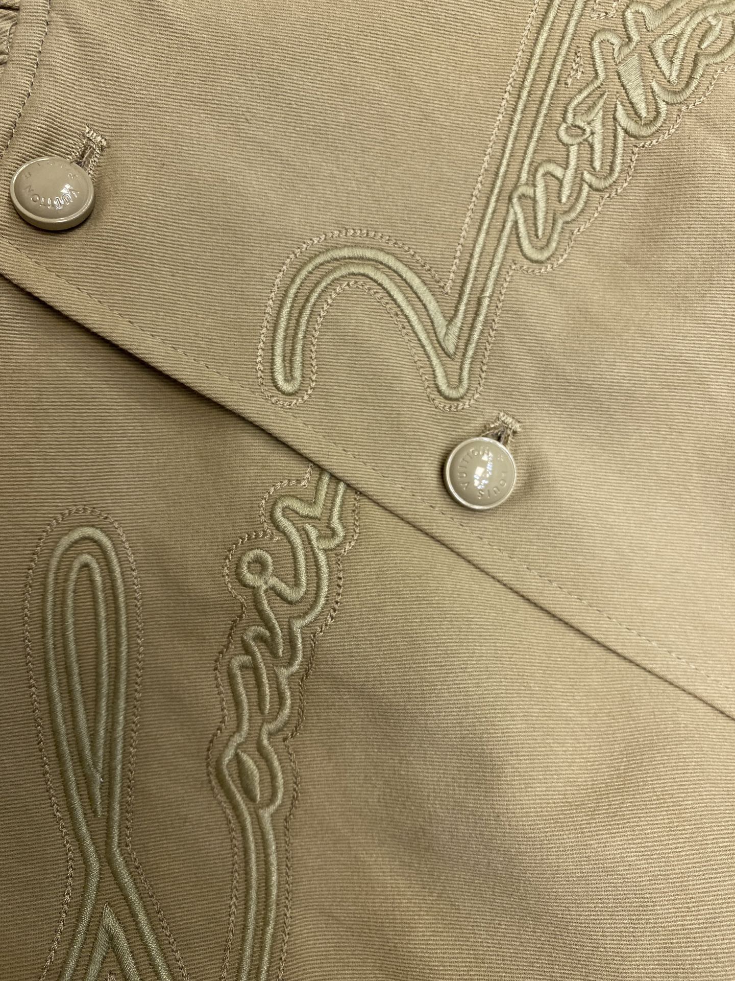 High-Density Cotton Baseball Jacket with Embroidered Louis Vuitton Logo – Original Fabric and Stylish Design in S-XL Size - 图片 5