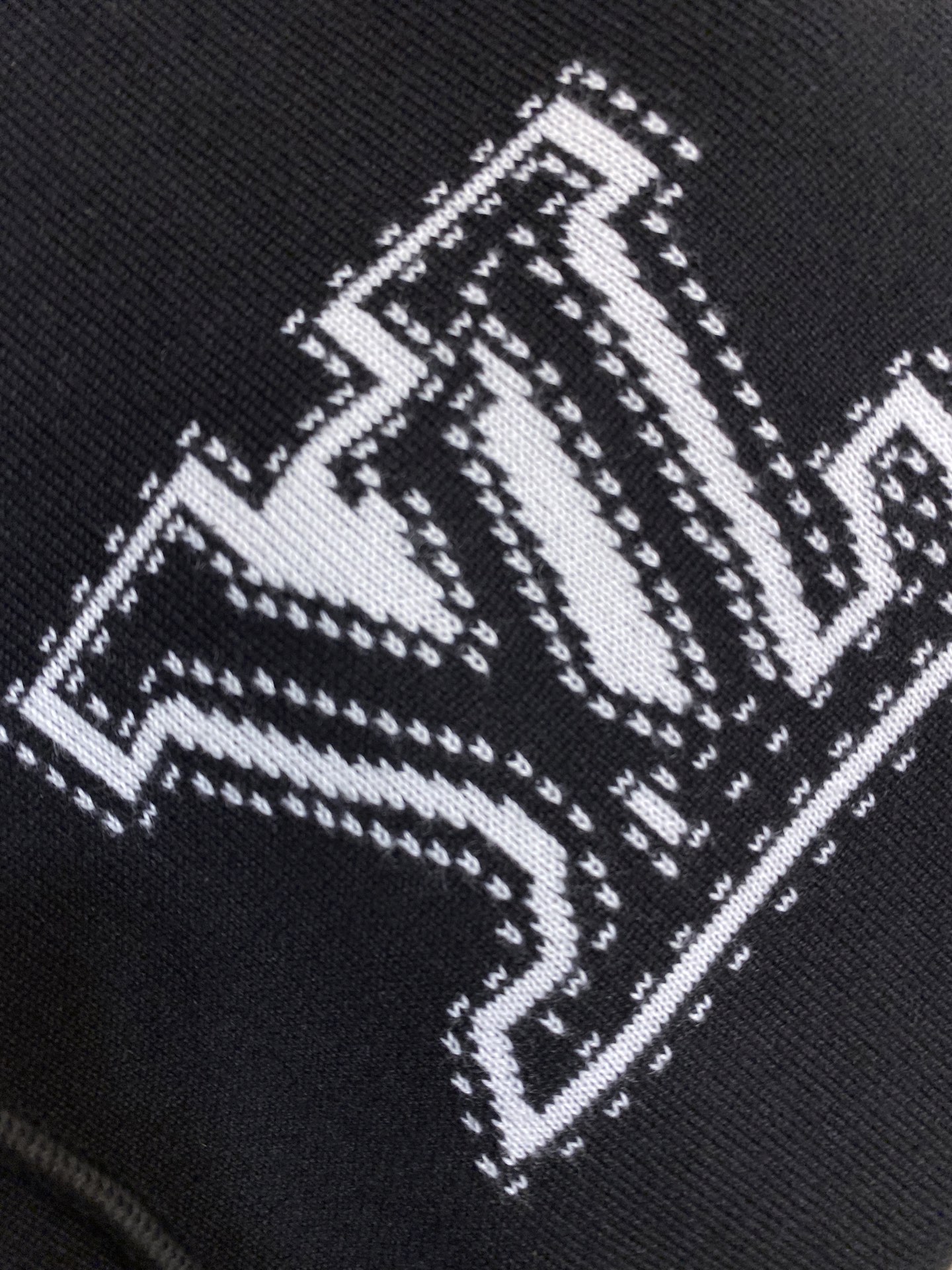 “Black Cotton Knitted Shirt with LV Embellishments: Crafted with Care for Style and Comfort” - 图片 4