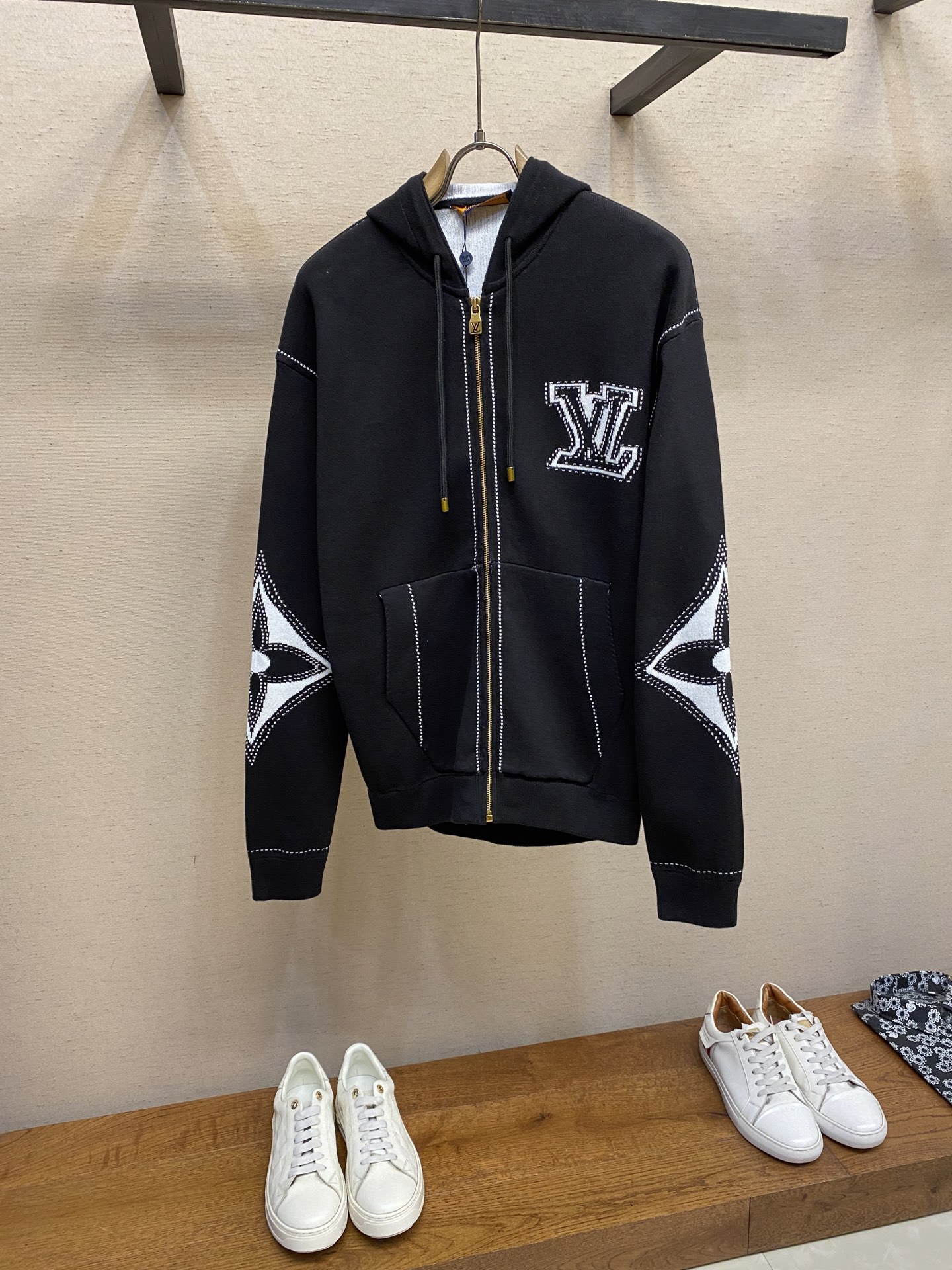 “Black Cotton Knitted Shirt with LV Embellishments: Crafted with Care for Style and Comfort” - 图片 1