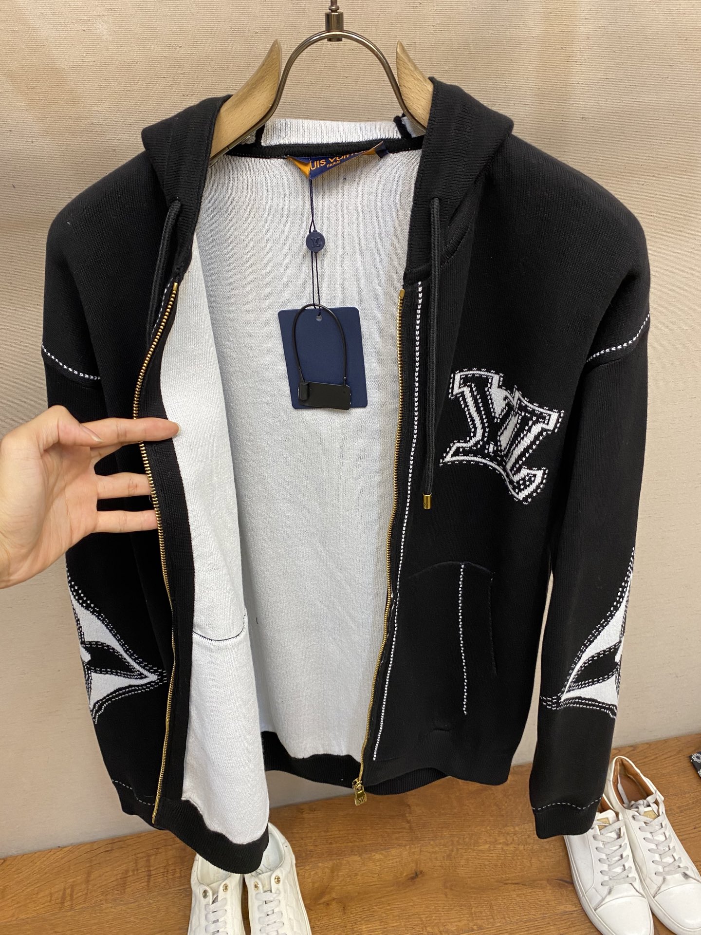 “Black Cotton Knitted Shirt with LV Embellishments: Crafted with Care for Style and Comfort” - 图片 8