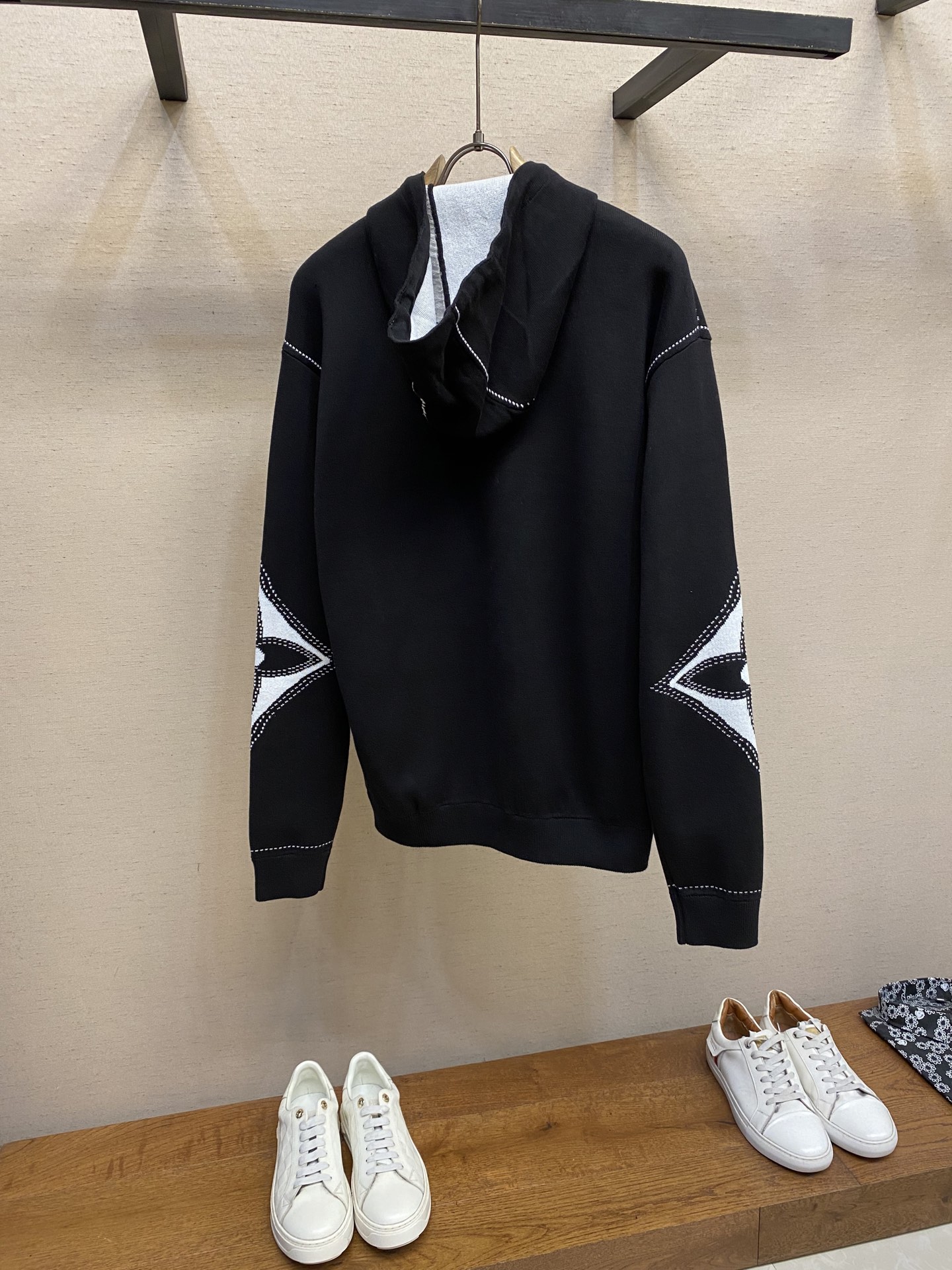 “Black Cotton Knitted Shirt with LV Embellishments: Crafted with Care for Style and Comfort” - 图片 2