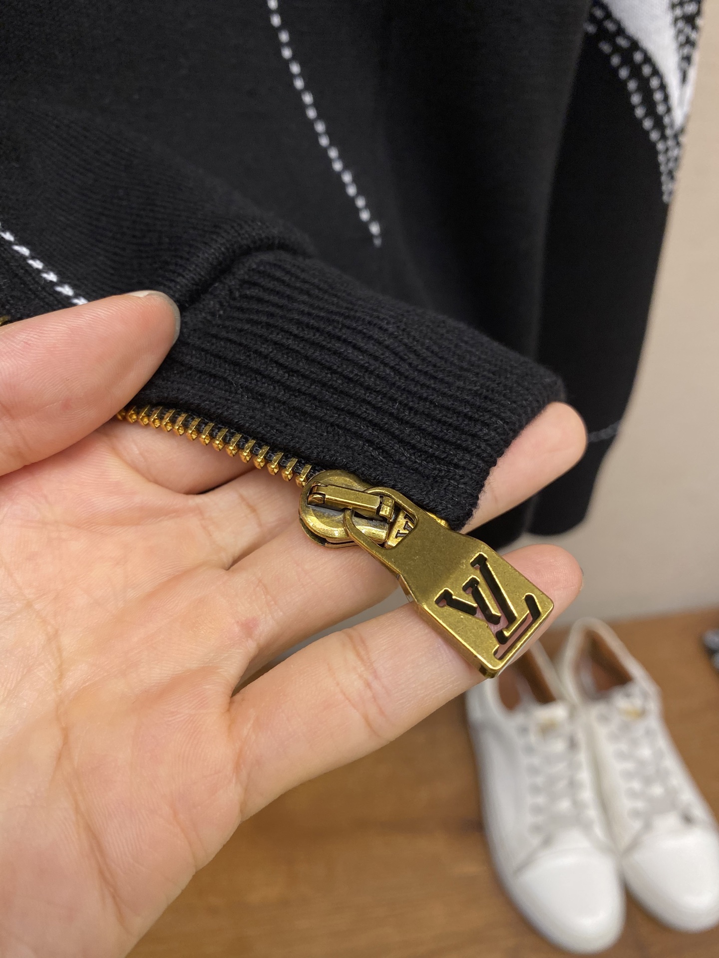 “Black Cotton Knitted Shirt with LV Embellishments: Crafted with Care for Style and Comfort” - 图片 6