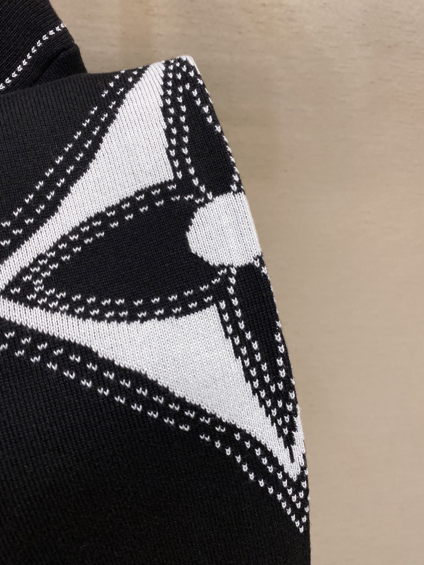 “Black Cotton Knitted Shirt with LV Embellishments: Crafted with Care for Style and Comfort” - 图片 9