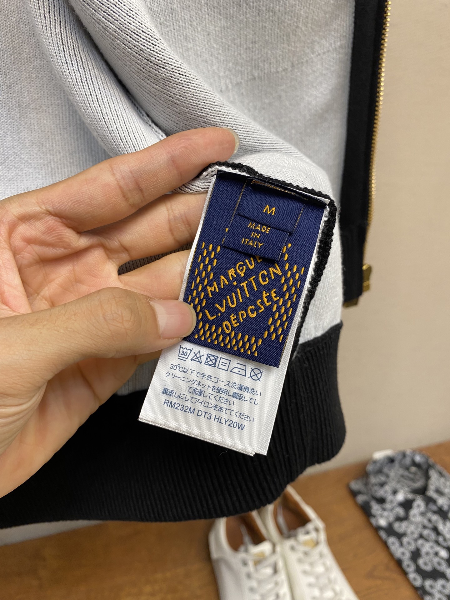 “Black Cotton Knitted Shirt with LV Embellishments: Crafted with Care for Style and Comfort” - 图片 7