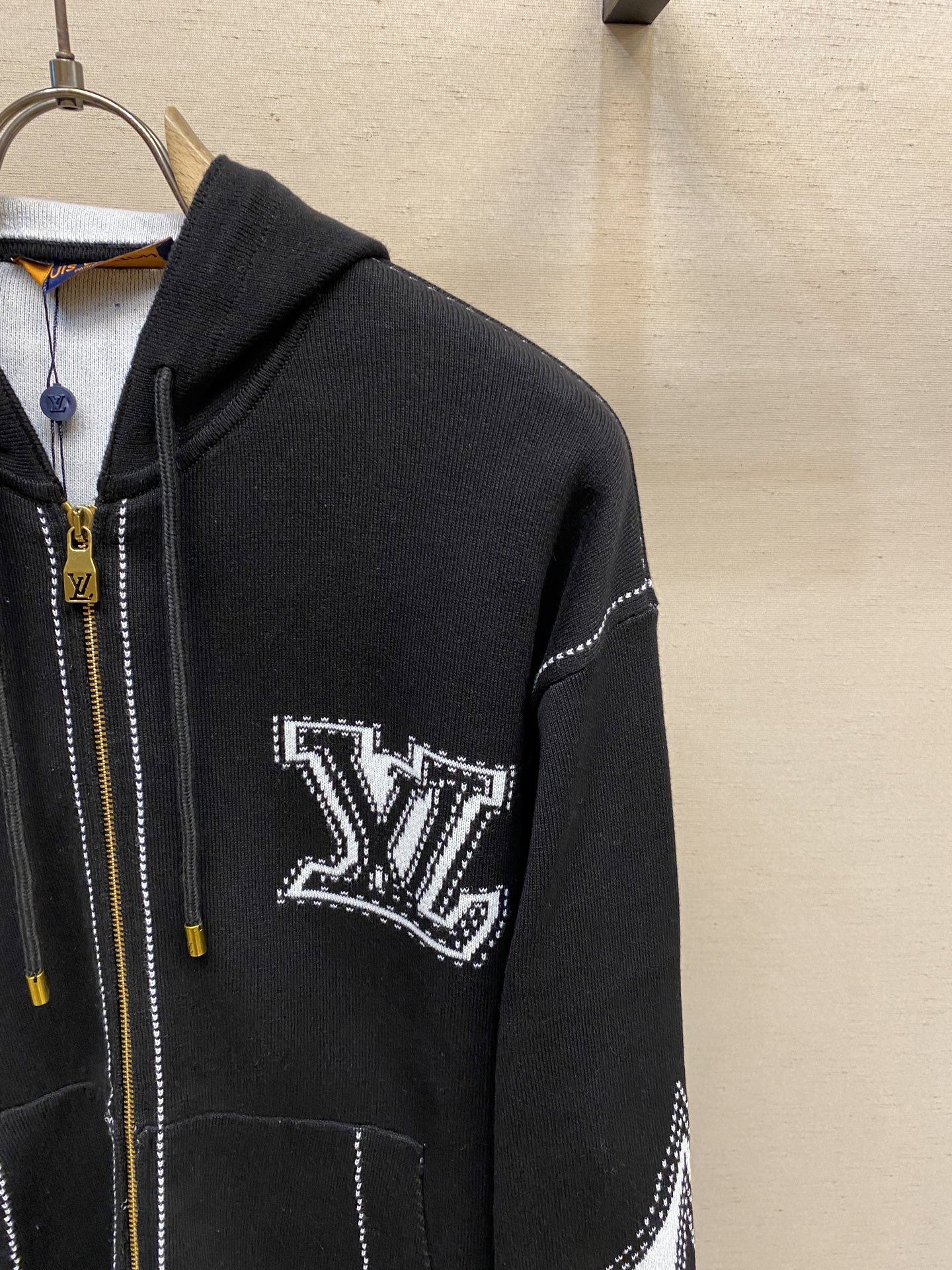 “Black Cotton Knitted Shirt with LV Embellishments: Crafted with Care for Style and Comfort” - 图片 3