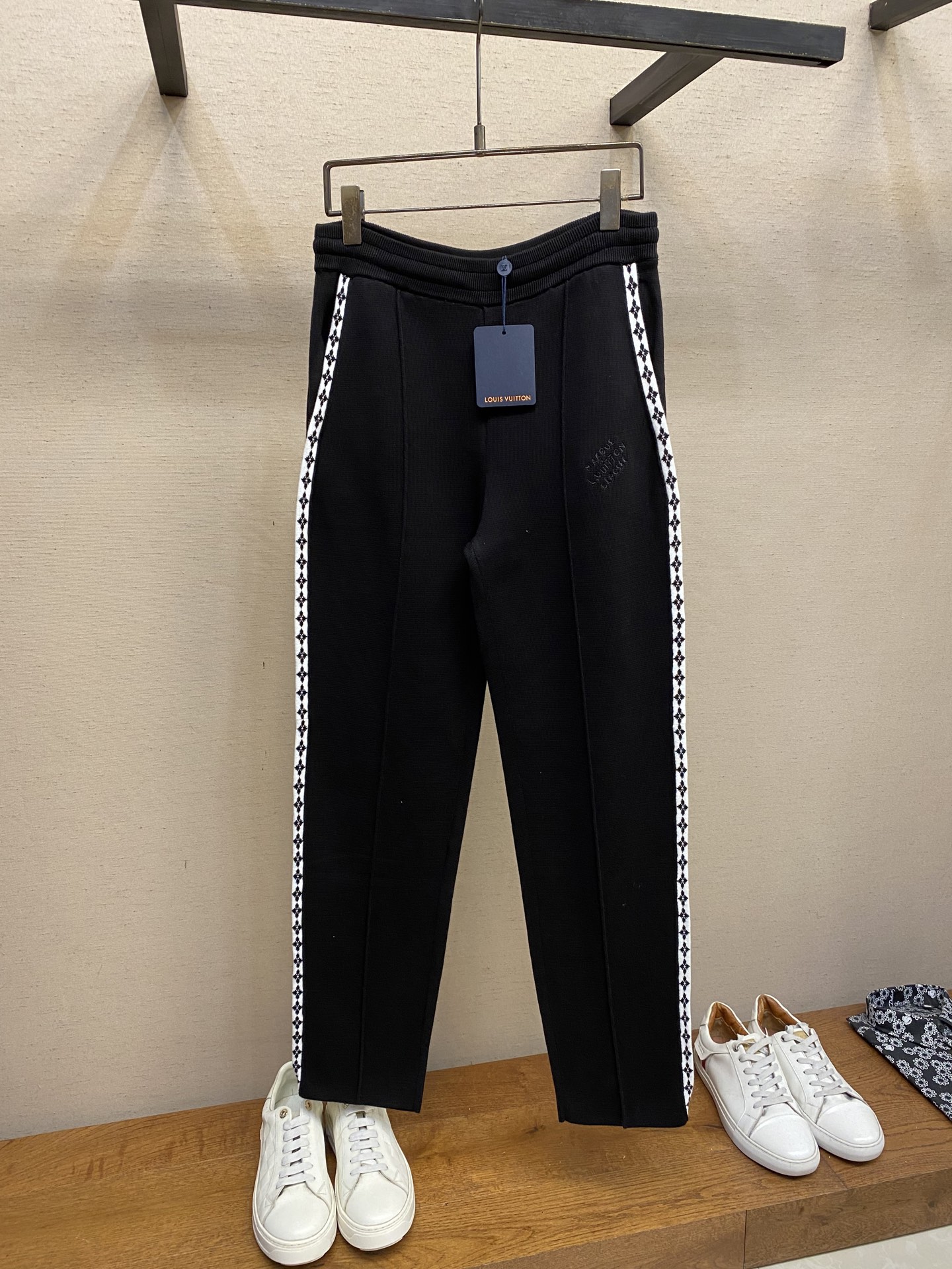 NO:495479,1V, college style wool knitting trousers. The wool material is made of 48 wool blended yarn, and the imported 14-needle island machine is double-sided knitting. One-sided weather jacquard technology, a single piece takes 290 minutes per piece. It uses imported Tiandao machine, small letter embroidery technology, hand-drawn line straightening eyes, specific three-standard washing Size XS-L,,alexander wang198609091V,学院风毛织长裤 毛料采用48支羊毛混纺纱线,运用进口14针岛机双面织,单边天气提花工艺、单件耗时290分钟/件,采用进口田岛机,小字母刺绣工艺,手工画线打直眼,特定三标水洗 尺码XS-L,,alexander wang,Men's clothing