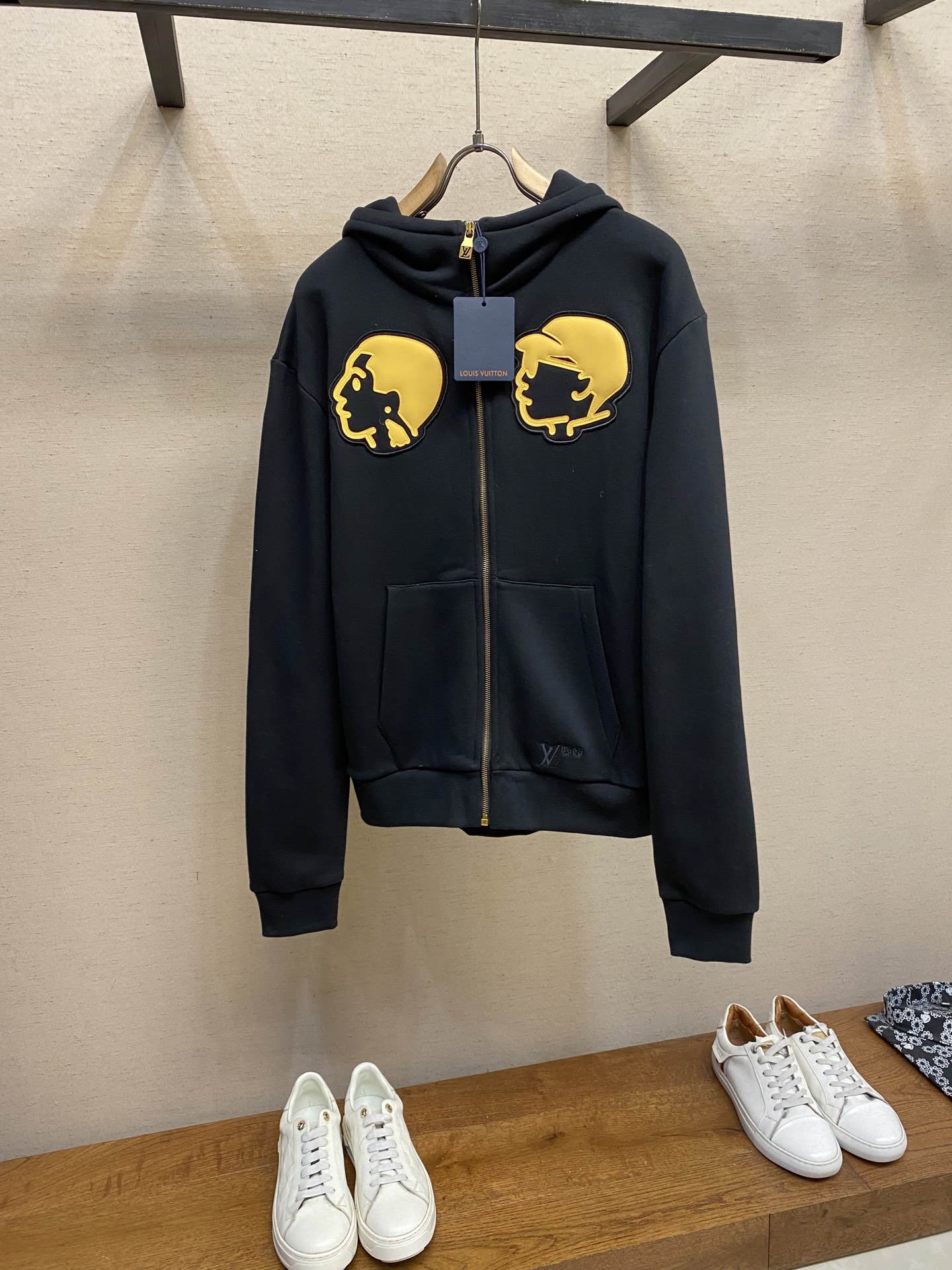 NO:495473,1V, double-portrait hooded sweatshirt Original, 600; pure cotton velvet fabric, double-portrait cartoon velvet embellishment, hooded standard version, rebar hem and cuffs, zipper opening and closing, front patch pocket, full set of auxiliary materials equipped # pure cotton fleece fabric The fabric is made of 26S double-portrait S reverse terry base yarn, 380g; paired with 21S double-portrait rib, 470g. The double-sided infrastructure has better bottom locking ability, and is paired with spandex wire to lock the cloth surface. Even if it is made of thick fleece, the hair loss situation is still reduced than that of ordinary sweatshirt fleece fabric. The texture is clear and delicate, and the cloth surface is clean and smooth; the cloth surface can be quickly restored to flatness after being stretched, and it is straight and easy to shape. # Laser cutting treatment for leather patch  According to the pattern requirements, laser engraving technology is used to cut the pattern; ensure clear lines and sharp edges. After laser cutting, hand trimming to ensure seamless connection between the decorative outline and the leather. The surface of the leather is covered with waterproof and anti-fouling coating to improve durability. The embossed letters are clearly concave and concave, delicate touch, and present a three-dimensional embossing effect. The leather alignment is embossed in the form of a zhangzi, and the logo silhouette is made of imported custom embroidery thread, and the shiny mercerized embroidery thread is fixed and dyed, with uniform and glossy. The exquisite embroidery machine combined with complex embroidery needlework and fine detail processing creates the embroidery effect of three-dimensional micro-relief. # Logo embroidery embroidery embroidery embroidery  The main body of the embroidery is also called a flat-pack needle, which is a commonly used embroidery needle method. Its main feature is that it is used to fill in the embroidery with slender and curved lines, which can show a strong sense of line and three-dimensionality, making the needle method look vivid and has good coverage. # Hooded loose style Because it is a very loose cut, the hem and cuffs are spliced ​​to achieve windproof effect; the hooded sweatshirt is slim while maintaining a certain degree of looseness. The length of the sweatshirt is moderate, which can show the curve of the figure, presenting an elegant and fashionable feeling. Size XS-L, hoodie, sweatshirts, hats, alexander wang198609091V,双人像章仔连帽卫衣 原,600；纯棉细绒面料、双人卡通章仔点缀、连帽标准版型、螺纹钢下摆及袖口、拉链开合、前贴袋、全套辅料配备 # 纯棉质抓绒面料 面料采用26S双纱S反向毛圈底纱,380g；搭配21S双纱罗纹,470g.双面基础结构拥有更出色的锁底能力,搭配使用氨纶丝紧锁布面,即使做厚抓绒效果掉毛情况仍然比普通的卫衣抓绒面料减少.纹路清晰细腻,布面干净爽滑；拉伸后布面也可迅速恢复平整,挺阔易塑形. # 皮革贴饰激光切割处理 根据图案对版需求,采用激光雕刻技术切割图案；确保线条清晰、边缘锐利.激光切割后手工修边,确保贴饰轮廓与皮革无缝衔接.皮革表面覆盖防水、防污涂层,提升耐用性. 压纹字母凹凸分明,触感细腻,呈现立体浮雕效果.  皮革对位以章仔形态点缀,徽标廓形采用进口定做绣线,具有光泽感的丝光绣线进行定染,泽均匀有光泽度.精美的刺绣机结合复杂刺绣针艺,精细的细节处理,造就了立体微浮雕的刺绣效果. # 徽标刺绣点缀 绣花主体采用挨针刺绣又称平包针,是一种常用的刺绣针法.它的主要特点是用于填绣形状细长而弯曲的线条,能够展现出很强的线条感和立体感,使针法显得生动同时具有很好的覆盖性. # 连帽松版型 因为是挺宽松的裁剪,下摆与袖口做了罗口拼接,可起到防风效果；连帽卫衣在修身的同时保持了一定的宽松度,卫衣的长度适中,能够展现出身材的曲线,呈现出一种优雅、时尚的感觉. 尺码XS-L,,hoodie,sweatshirts,hats,alexander wang,Men's clothing