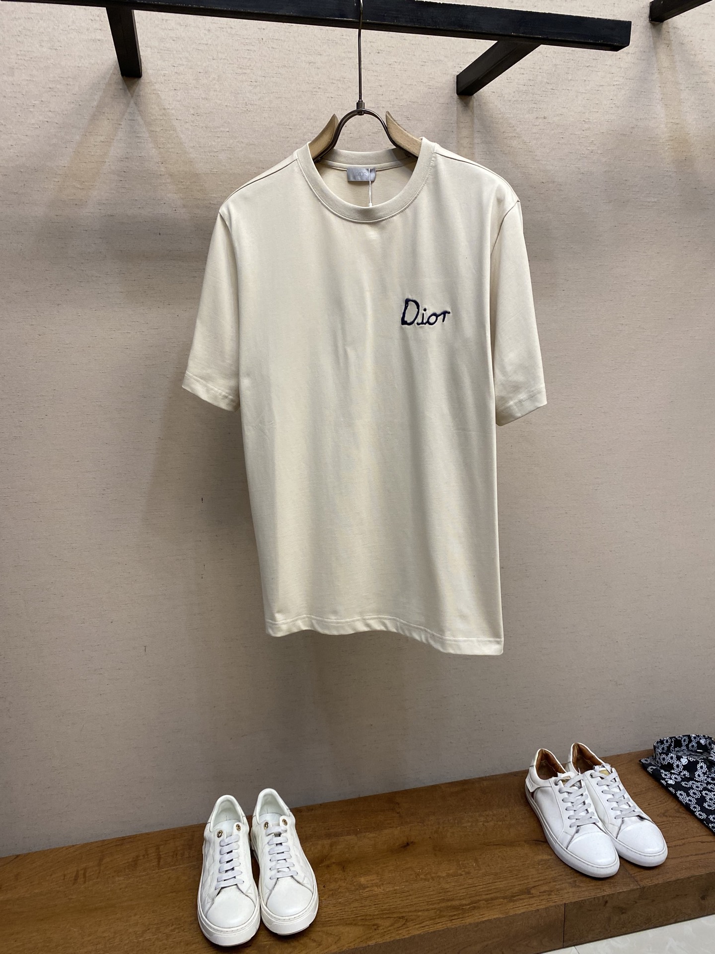 NO:495433,Dior, 24SS small embroidered yellow letter pattern for the same style for men and women; patterned short-sleeved T-shirts are very suitable for everyday wear!  Made of imported pure cotton fabrics, it has a light and soft feel, comfortable and breathable touch, excellent fullness, very shining and textured, and the details show the luxury charm of the brand!  The regular slim fit style and cut design is very suitable for spring and summer wear!  Size XS-L,dior,T-shirt,tees,t-shirt,alexander wang19860909Dior,24SS小刺绣黄字母图案男女同款；图案短袖T恤衫非常适合日常穿着的百搭单品！ 客供进口纯棉面料制作而成,手感轻薄柔软,触感舒适透气,饱满程度堪称绝佳,十分闪耀有质感,精细节处展现品牌奢华魅力感！常规偏修身的版型裁剪设计,非常适合春夏季节穿着！ 尺码XS-L,,dior,T-shirt,tees，t-shirt,alexander wang,Men's clothing