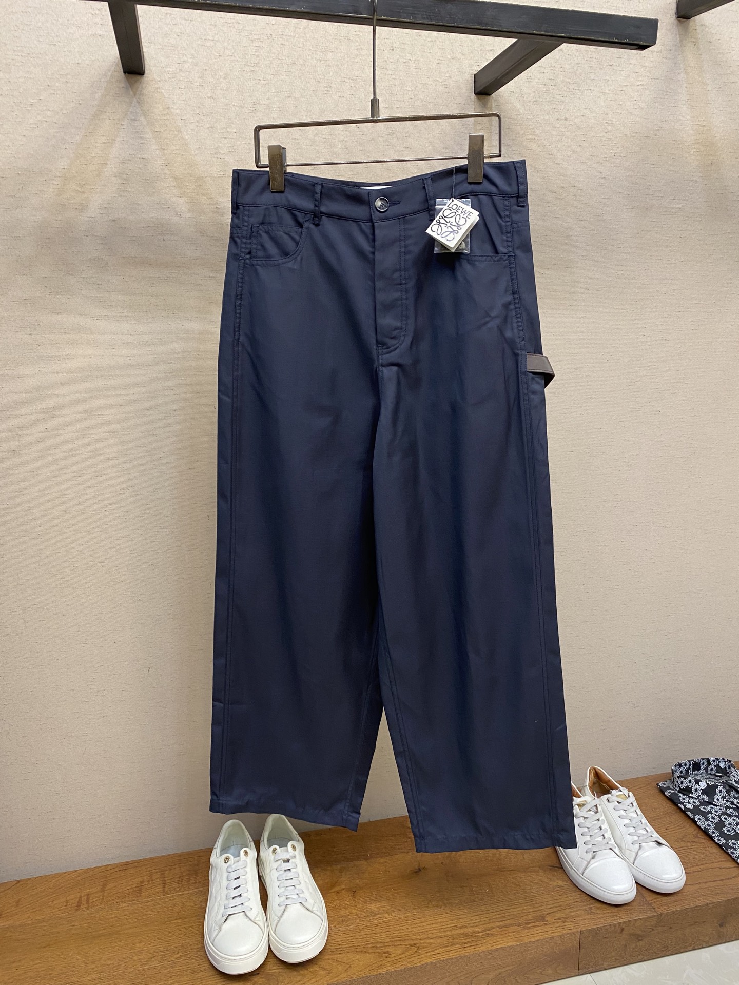 NO:495485,Loewe, cotton twill tooling trousers Fabric selection Use light cotton twill fabric made of cotton. The shuttle loom passes through shuttles between warp and weft yarns to form oblique texture of twill fabric. The cotton material makes it breathable and comfortable to skin. The twill weave makes the fabric tight structure, high-quality texture, and easy to handle in normal times. Process 1 By actively intervening in the shrinkage potential of cotton fibers, the fabric has a leap from easy to change to stable, improving dimensional stability, and not easily deforming or wrinkling. Process 2 Use cowhide embossed patches, which give relief three-dimensional sense through brass abrasives. The depth error is less than 0.05mm, and the edge chamfer is 30° to prevent cutting damage from leather Size S-XL,,loewe,cowhide,alexander wang19860909Loewe,棉质斜纹布工装长裤 面料选择 选用选用棉打造而成的轻盈棉质斜纹布面料.梭织机通过梭子在经纱和纬纱之间穿梭,形成斜纹布的斜向纹路.棉质材质使其透气性好,亲肤舒适,斜纹织法使面料结构紧密,质感高级,易于平时打理. 工艺1 通过主动干预棉纤维收缩潜能,实现了面料从易变到稳定的跨越,提升了尺寸稳定性,同时不易变形,褶皱. 工艺2 采用牛皮压纹贴片,通过黄铜磨具雕刻赋予浮雕级立体感,深度误差小于0.05mm,边缘倒角30°防止皮革切割性损伤 尺码S-XL,,loewe,cowhide,alexander wang,Men's clothing