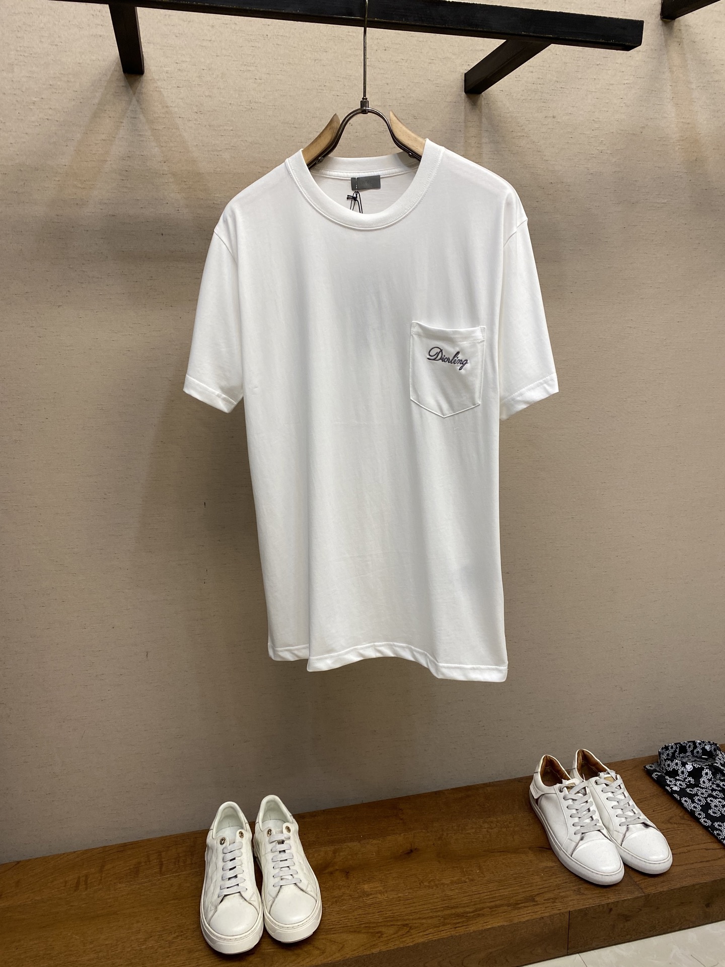 NO:495467,Dior, Zhiai Series Pocket Round Neck Short Sleeves, Color Gray and White Original, 500 Buy; Jersey fabric, chest embroidery, pocket design embellishment, ribbed round neck, conventional layout design, full set of auxiliary materials equipped # Cotton jersey fabric uses 24S special-spun tight cotton fabric, 185g; matched with 32S double yarn thread, 300g. The tight spinning strength is higher than the traditional single yarn, and the single fibers in the tight yarn are arranged tightly, which helps to improve the strength of the yarn. The ends of the fibers are twisted into the yarn, so the yarn is very tight, and the yarn looks smooth and there are fewer hairs. The tight spinning yarn is stronger than that of the hairs, which is not easy to cause hair wear. # The chest is decorated with embroidery patterns  The main body adopts precision needle embroidery technology; the embroidery is very fine and dense, with clear patterns and strong three-dimensional sense. The linen embroidery thread combined with encryption processing, the embroidery body has a delicate matte visual texture; the embroidery effect is three-dimensional and full. The flat embroidery thread is uniquely designed, and the embroidery is very fine and dense; the overall stitching is fine and consistent, adding a sense of layering to the simple design. # Standard round neck short-sleeved style The neckline presents a round curve, suitable for all face shapes and figures; the sleeve length is moderate just above the elbow, showing a capable and neat image. Slim-fitting cut can show the wearer's figure curve, while not losing comfort. The neckline, cuffs, hem and other parts are sewn with fine double needle thread. Size XS-L,,dior,T-shirt,alexander wang19860909Dior, 挚爱系列口袋圆领短袖 发售色系灰色、白色 原,500购买；平纹针织面料、胸前饰以挚爱刺绣、口袋设计点缀、罗纹圆领、常规版型设计、全套辅料配备 # 棉质平纹针织面料 采用24S特纺紧密棉面料,185g；搭配32S双纱螺纹,300g.紧密纺强力比传统单纱高,紧密纱中的单纤维排列紧密,有助于提高纱线的强力.纤维的端头均捻入纱线内,因此成纱非常紧密,纱线外观光洁毛羽少.紧密纺纱线强力较高毛羽较少,不易产生磨毛的现象. # 胸前饰以刺绣图案 主体采用精密挨针绣工艺；刺绣非常精细针法绵密,图案清晰且线条感和立体感强.亚麻材质绣线结合加密处理,绣体具有微妙的哑光视觉质感；刺绣效果立体饱满.平绣的挨针走线独特设计,刺绣非常精细针法绵密；整体针脚细密,精细度质感一致,为简约设计增添了层次感. # 标准圆领短袖版型 领口呈现圆润的弧形,适合各种脸型和身材；袖长适中刚好结束在肘部上方,展现出干练利落的形象.采用修身剪裁,能够展现出穿着者的身材曲线,同时不失舒适感.领口、袖口、下摆等部分都有精细双针走线的缝制. 尺码XS-L,,dior,T-shirt,alexander wang,Men's clothing