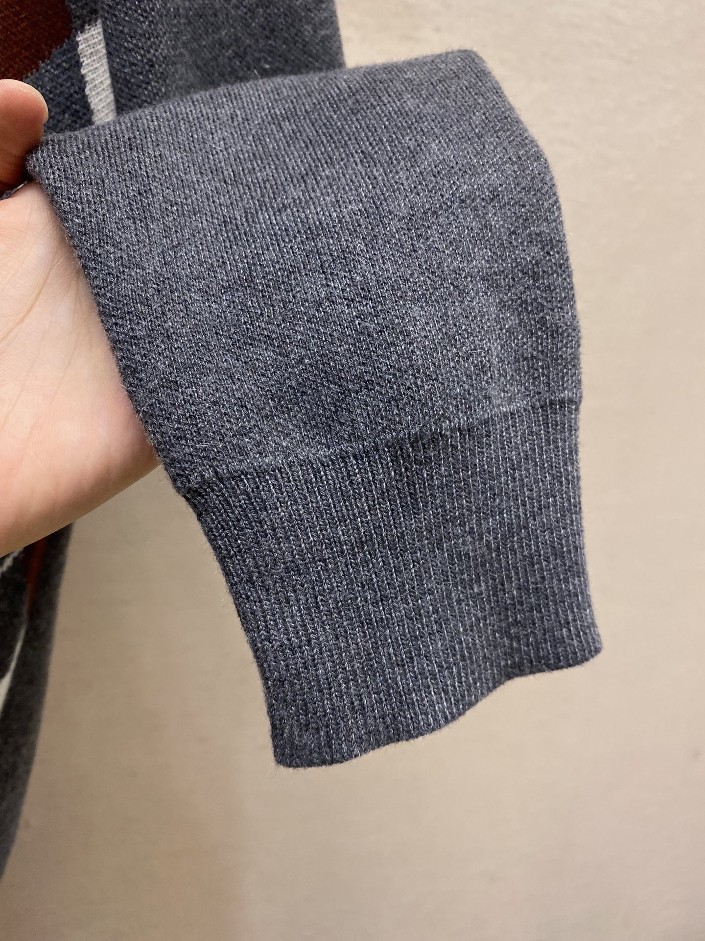 “Handmade Round-Collar Sweatersnacks in 3 Colors, 48% Pasulin Wool, German Machine-Woven, High-Speed Embroidery, XS-L Size” - 图片 6