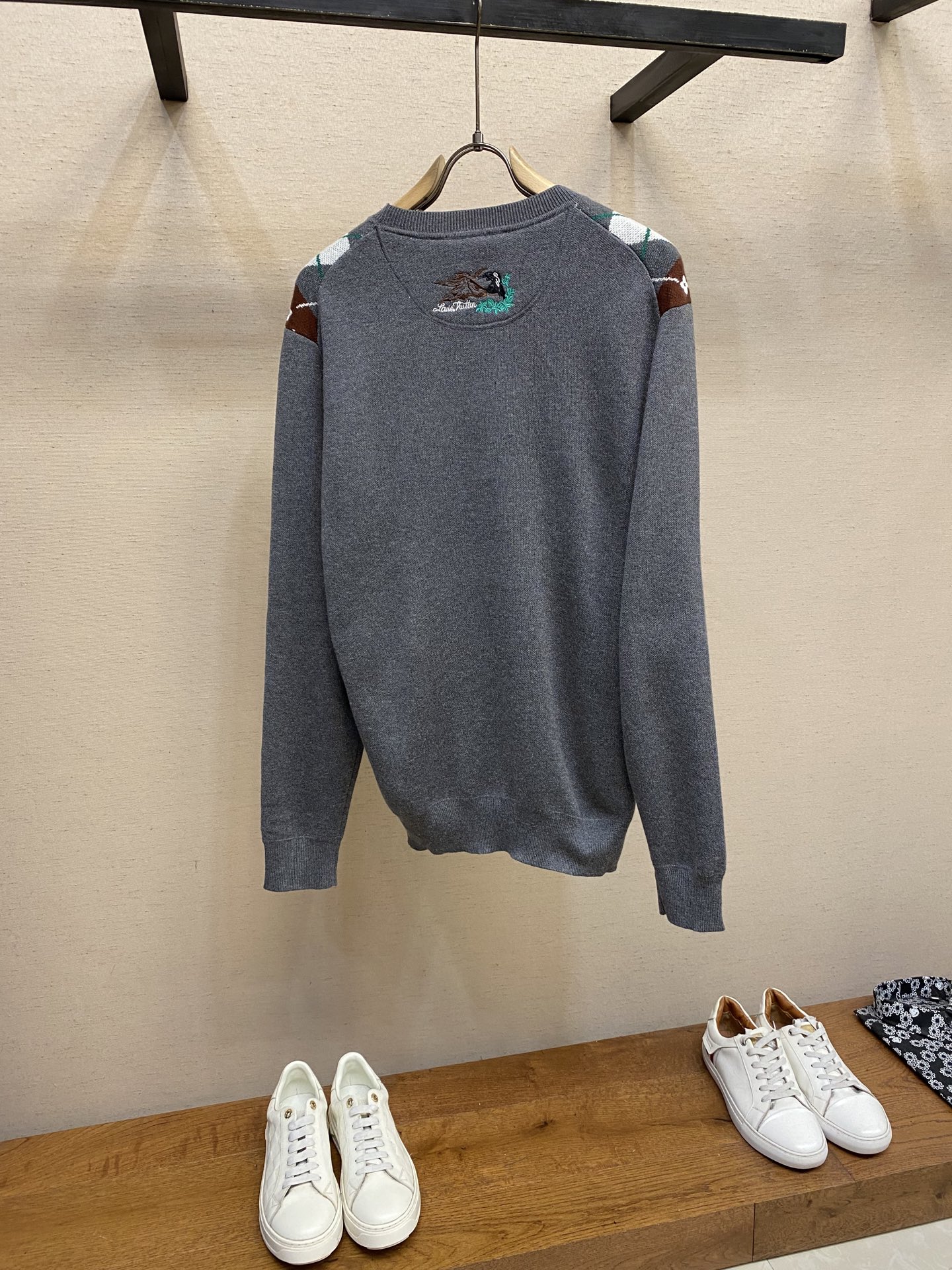 “Handmade Round-Collar Sweatersnacks in 3 Colors, 48% Pasulin Wool, German Machine-Woven, High-Speed Embroidery, XS-L Size” - 图片 2