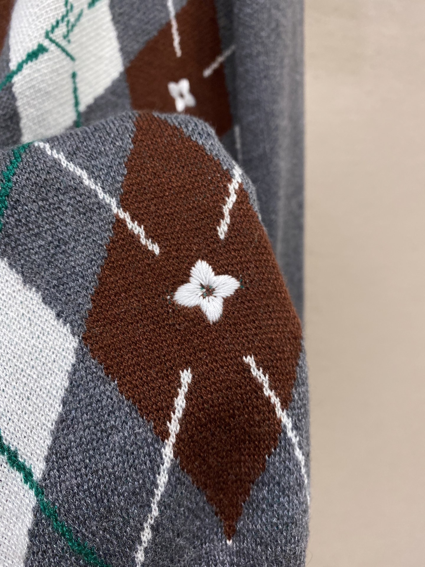“Handmade Round-Collar Sweatersnacks in 3 Colors, 48% Pasulin Wool, German Machine-Woven, High-Speed Embroidery, XS-L Size” - 图片 5