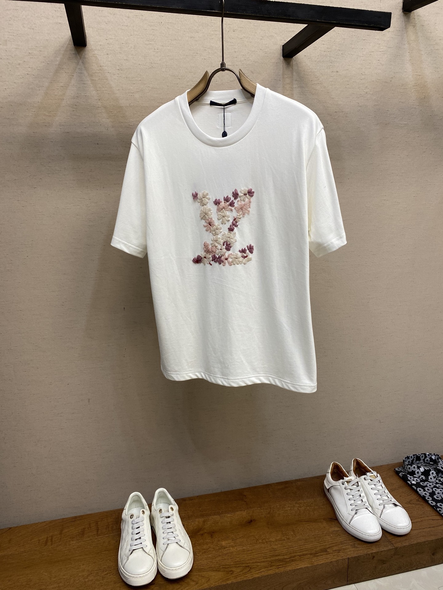 NO:495429,1V, Louis 25Ss new cherry blossom embroidery short-sleeved T-shirt, using 32s pure cotton double yarn plain fabric, 260g gram weight, skin-friendly and durable, matching 350g threads are fixed in the same cylinder, no color difference, embroidery restores the overall three-dimensional visual effect, the embroidery effect is three-dimensional and full, the embroidery is very fine, the needle method is dense, the flowers are clear and the lines and three-dimensional sense are strong S-XL,,louis vuitton, T-shirt,tees, t-shirt,alexander wang198609091V,路易 25Ss新款樱花刺绣短袖T恤 采用32s纯棉双纱平纹面料 克重260g,亲肤持久保型 配套350g螺纹同缸定染无色差 绣花还原整体立体的视觉效果 刺绣效果立体饱满,刺绣非常精细,针法绵密 花朵清晰且线条感和立体感强 尺码S-XL,,louis vuitton,T-shirt,tees，t-shirt,alexander wang,Men's clothing