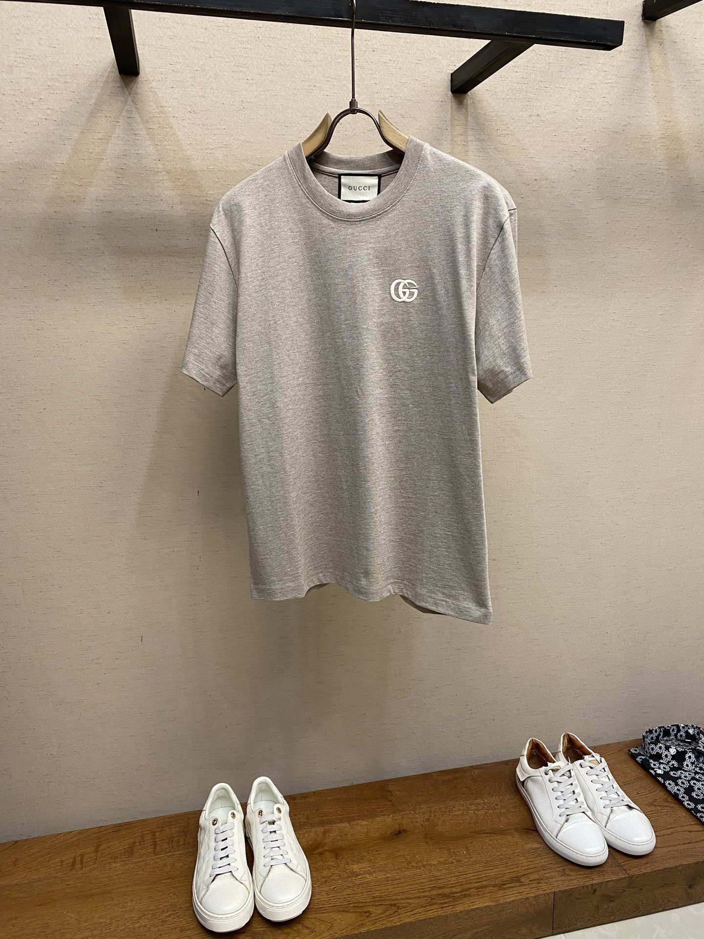 NO:495456,Gucci, the short-sleeved letters, has become a refreshing force in the fashion trend with its unique style and comfortable wearing experience. This short-sleeved sleeves are made of high-quality fabrics and processed with special washing processes, making the clothes softer and skin-friendly, and the breathable performance has also been significantly improved. The letter patterns on it show a natural fading retro beauty after being washed, adding a bit of casual and unrestrained atmosphere to the whole. In terms of design, the short-sleeved letters focus on simplicity without losing style. Whether worn alone or as an inner wear, you can easily control various occasions. Whether paired with jeans, casual pants or skirts, you can show a unique fashion charm. In addition, its color choices are also extremely rich. From classic black and white to bright color schemes, there is always one that can meet your personalized needs. In short, the wash letter short sleeves have become the favorite of many fashion experts and trendy enthusiasts with their unique charm. It not only brings you a comfortable wearing experience, but also allows you to stand out from the crowd and show your personality and taste. Size XS-L, gucci, skirts, jeans, T-shirt, alexander wang19860909Gucci,水洗字母短袖,以其独特的风格与舒适的穿着体验,成为了时尚潮流中的一股清新力量.这款短袖采用优质面料,经过特殊水洗工艺处理,使得衣物更加柔软亲肤,透气性能也得到了显著提升.其上的字母图案,经过水洗处理后,呈现出一种自然褪色的复古美感,为整体增添了几分随性不羁的气息. 设计上,水洗字母短袖注重简约而不失格调,无论是单穿还是作为内搭,都能轻松驾驭各种场合.无论是搭配牛仔裤、休闲裤还是半身裙,都能展现出别样的时尚韵味.此外,它的色彩选择也极为丰富,从经典的黑白色系到鲜艳的彩色系,总有一款能够满足你的个性化需求. 总之,水洗字母短袖以其独特的魅力,成为了许多时尚达人和潮流爱好者的心头好.它不仅能够为你带来舒适的穿着体验,还能让你在人群中脱颖而出,彰显个性与品味 尺码XS-L,,gucci,skirts,jeans,T-shirt,alexander wang,Men's clothing