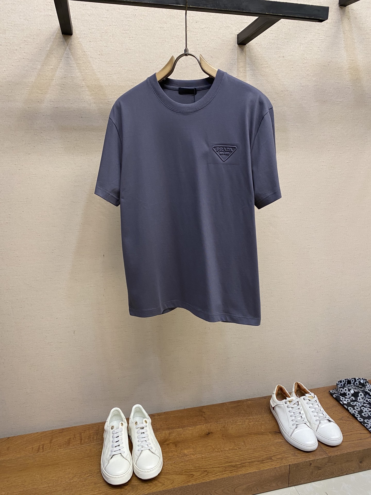 NO:495448,Prada, the short-sleeved letters, perfectly interprets the fashion concept of the same style as men and women with its simple but fashionable design style. It uses high-quality fabrics, soft and comfortable, and has good breathability. Whether it is hot summer or cool spring and autumn, it can give the skin the most considerate care. The letter patterns on the short-sleeved sleeves use advanced printing technology, with bright and long-lasting colors and are not easy to fall off, which not only demonstrates personality, but also has a low-key and restrained temperament. In terms of style design, this short-sleeved sleeves focus on the balance between slimness and comfort, which not only highlights the body lines without feeling restricted. Whether it is matched with jeans, casual pants or skirts, it can be easily controlled and shows different style charms. Whether it is daily travel, dates and shopping, or friends gathering, this short-sleeved letters can become your fashion plus point.  In short, this short-sleeved letter sleeve has become the best choice for men and women with its simple and fashionable design, high-quality and comfortable fabrics and versatile styles, allowing you to enjoy fashion while also feeling unparalleled comfort. Size XS-L, prada, skirts, jeans, T-shirt, alexander wang19860909Prada,字母短袖,以其简约而不失时尚的设计风格,完美诠释了男女同款的时尚理念.采用优质面料,柔软舒适,透气性好,无论是炎炎夏日还是春秋微凉时节,都能给予肌肤最贴心的呵护.短袖上的字母图案,采用先进印花技术,色泽鲜艳持久,不易脱落,既彰显了个性,又不失低调内敛的气质. 版型设计上,这款短袖注重修身与舒适的平衡,既能够凸显身材线条,又不会感到束缚.无论是搭配牛仔裤、休闲裤还是半身裙,都能轻松驾驭,展现出不同的风格魅力.无论是日常出行、约会逛街还是朋友聚会,这款字母短袖都能成为你的时尚加分项. 总之,这款字母短袖以其简约时尚的设计、优质舒适的面料以及百搭的款式,成为了男女同款的优选之选,让你在享受时尚的同时,也能感受到无与伦比的舒适体验. 尺码XS-L,,prada,skirts,jeans,T-shirt,alexander wang,Men's clothing