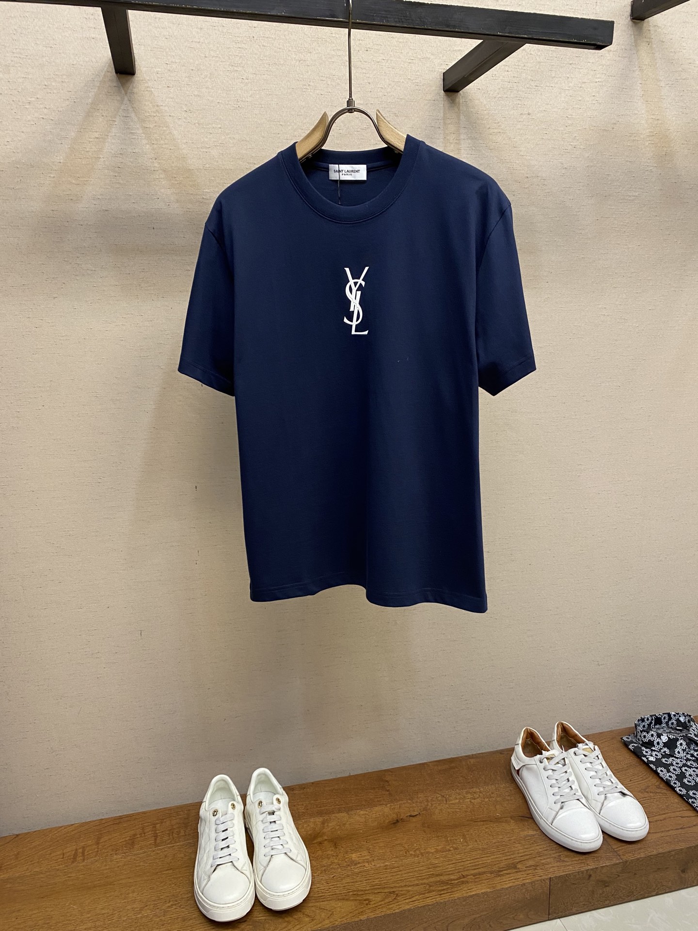 NO:495440,SLP, short-sleeved letters on the chest, has become a must-have item in summer wardrobe with its simple but fashionable design style. The short-sleeved sleeves are made of high-quality fabrics, soft and comfortable, and breathable, and can keep the skin dry and comfortable even in the hot summer. The chest is printed with exquisite craftsmanship, which not only demonstrates a personality attitude, but also has a low-key and restrained temperament. Whether it is matched with jeans, casual pants or skirts, it can be  Easy to control, showing different style charm. Its classic round neck design just shows the neck lines, which not only embellishes the face shape but also adds a bit of casual and free feeling. The simple cuffs and hem are neatly cut and smooth lines make the overall shape more upright and stylish. Whether it is daily travel, casual gatherings or outdoor sports, this short-sleeved letters on the chest can become your fashionable choice, allowing you to stand out from the crowd.  Size XS-L, loro piana, skirts, jeans, T-shirt, alexander wang19860909SLP,胸前字母短袖,以其简约而不失时尚的设计风格,成为了夏日衣橱中的必备单品.短袖采用优质面料,柔软舒适,透气性好,即便在炎炎夏日也能保持肌肤的干爽与自在.胸前以精致工艺印制着醒目的字母图案,既彰显了个性态度,又不失低调内敛的气质.无论是搭配牛仔裤、休闲裤还是半身裙,都能轻松驾驭,展现出不同的风格魅力.其经典的圆领设计,恰到好处地展现了颈部线条,既修饰脸型又增添了几分随性洒脱的感觉.简洁的袖口与下摆,剪裁利落,线条流畅,使得整体造型更加挺拔有型.无论是日常出行、休闲聚会还是户外运动,这款胸前字母短袖都能成为你的时尚之选,让你在人群中脱颖而出. 尺码XS-L,,loro piana,skirts,jeans,T-shirt,alexander wang,Men's clothing