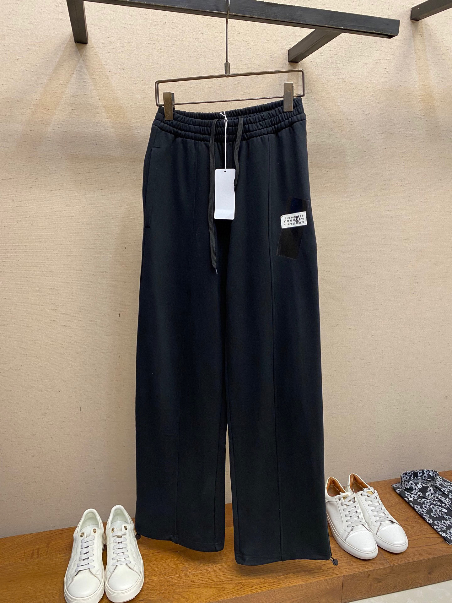 NO:495454,MM6 Horse* pull FW black bandage label paper cotton jogging trousers/the upper body is very comfortable, especially suitable for me like to wear comfortably #multiple model #Ma* pull #looping like looming as if in the backcourt of the show~ On the digital art MM6 is definitely playing at the top of the top. Simple digital art is always at the top of the European trend. Washing method dry cleaning or cold water on the back quickly machine-washing and drying naturally!  Avoid soaking in warm water Size S-XL, masion margiela, alexander wang19860909MM6马*拉FW黑绷带标签纸纯棉慢跑运动裤/上身很舒适 特别适合我这种喜欢舒适穿着 #百搭款 #马*拉＃若隐若现仿佛置身大秀后场~论数字艺术MM6绝对玩到顶尖 简约数字艺术始终走在欧洲潮流顶端 洗涤方式干洗或反面冷水快速机洗自然晾干！忌温热水浸泡 尺码S-XL,,masion margiela,alexander wang,Men's clothing