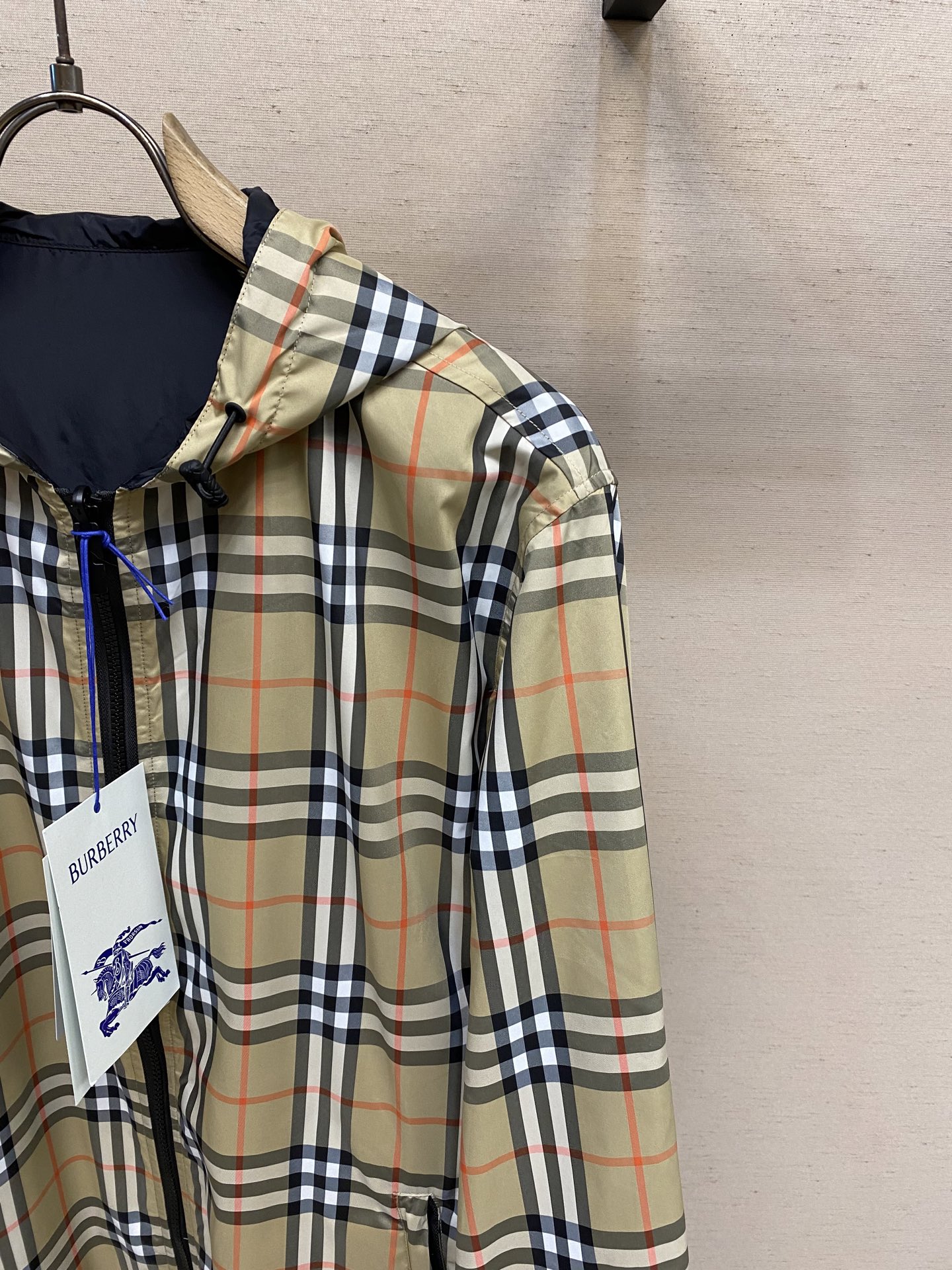 “Barbara Bbrg Double-Sided Coat: Custom Weave Fabric, Tailoring Details, and Gold Accents in Various Sizes” - 图片 5