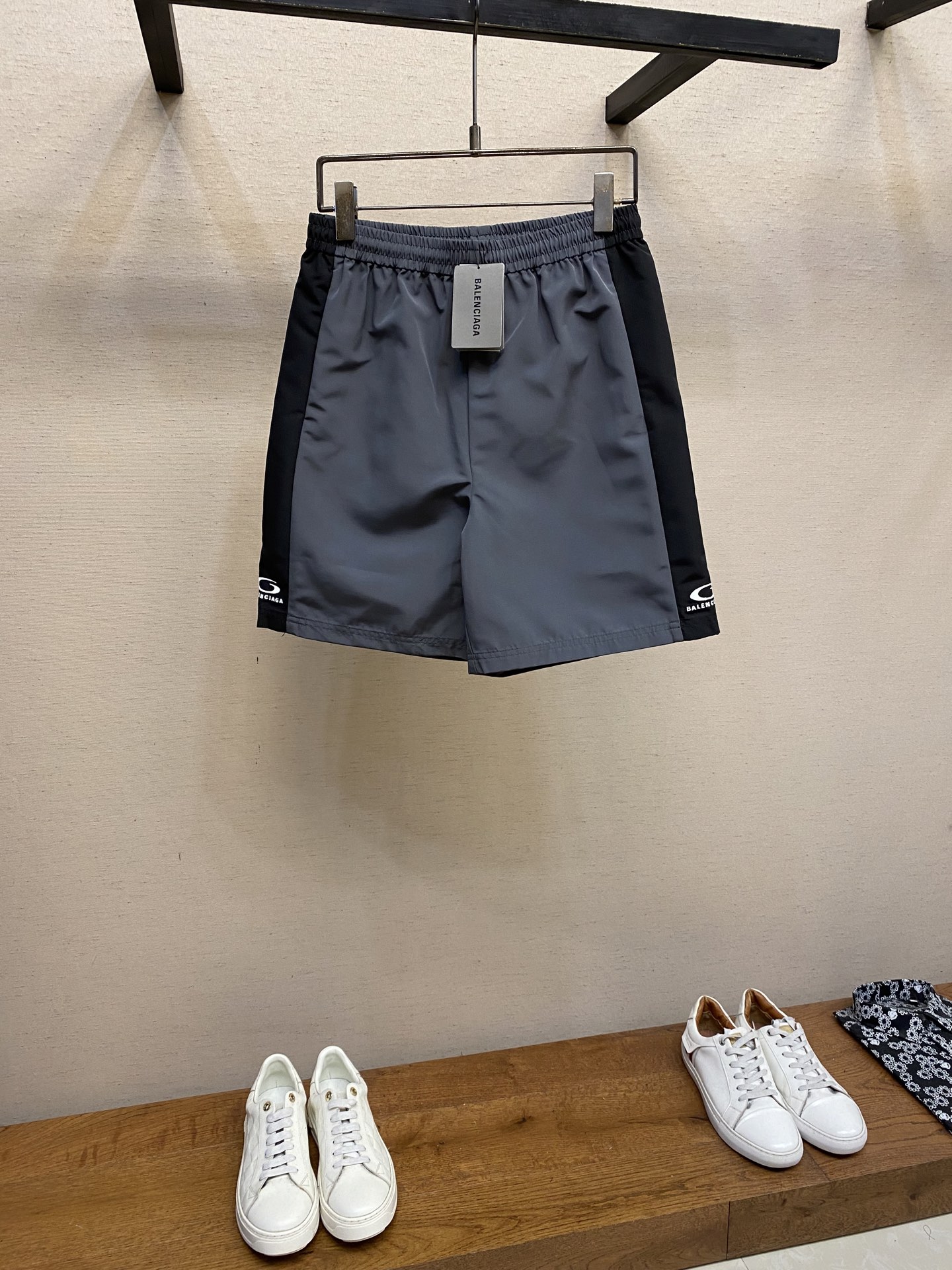 “Balenciaga Paris BASKETBALL SERIES Baggy Rectangular Sports Shorts: Monochrome Design with Urban Wind Vibe”