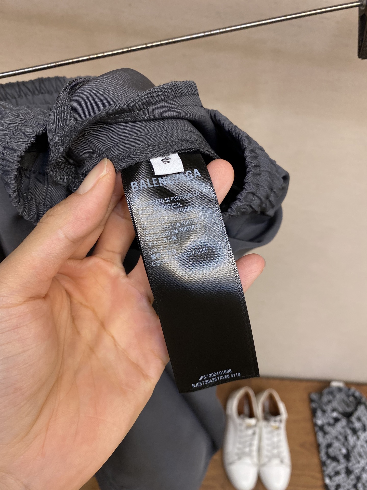 “Balenciaga Paris BASKETBALL SERIES Baggy Rectangular Sports Shorts: Monochrome Design with Urban Wind Vibe” - 图片 5