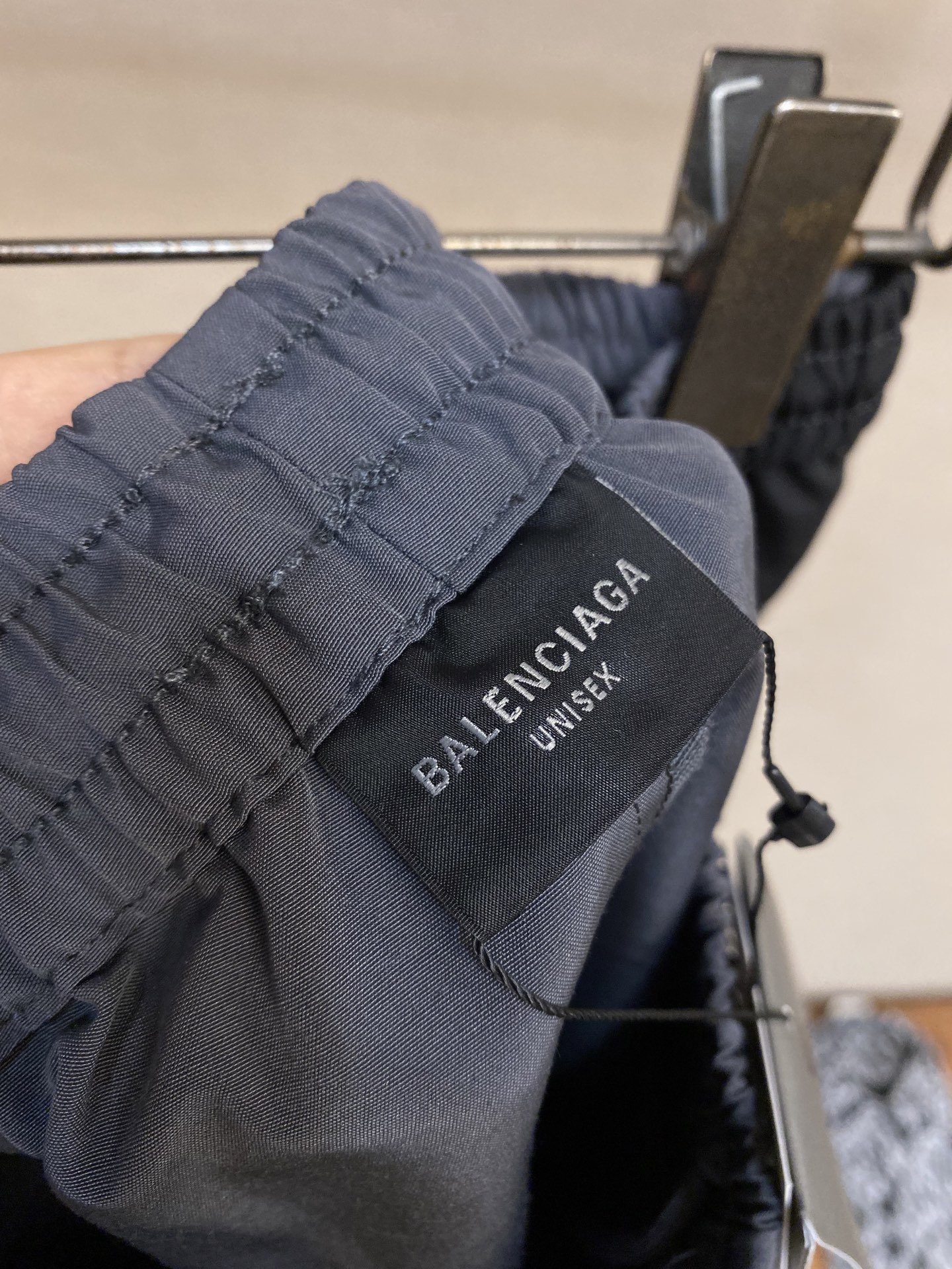 “Balenciaga Paris BASKETBALL SERIES Baggy Rectangular Sports Shorts: Monochrome Design with Urban Wind Vibe” - 图片 3