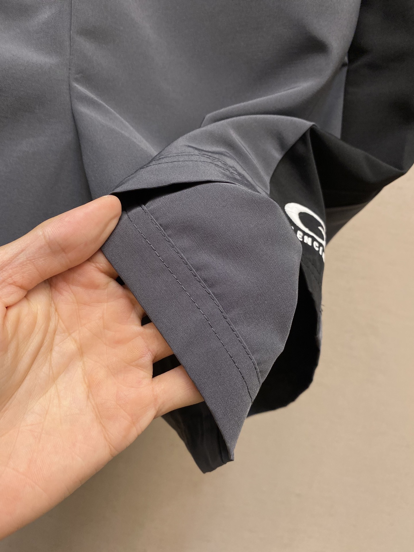 “Balenciaga Paris BASKETBALL SERIES Baggy Rectangular Sports Shorts: Monochrome Design with Urban Wind Vibe” - 图片 7