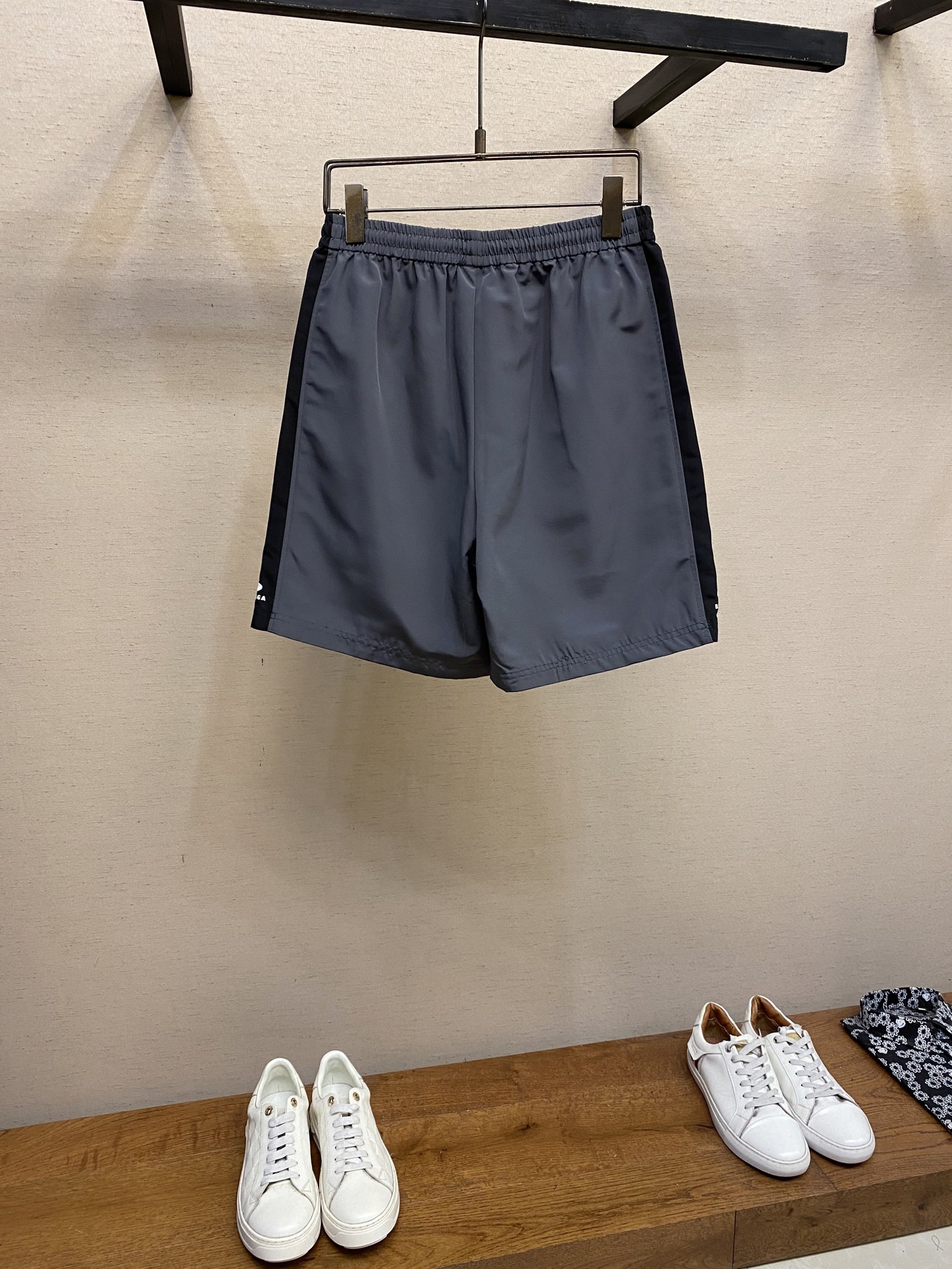 “Balenciaga Paris BASKETBALL SERIES Baggy Rectangular Sports Shorts: Monochrome Design with Urban Wind Vibe” - 图片 2