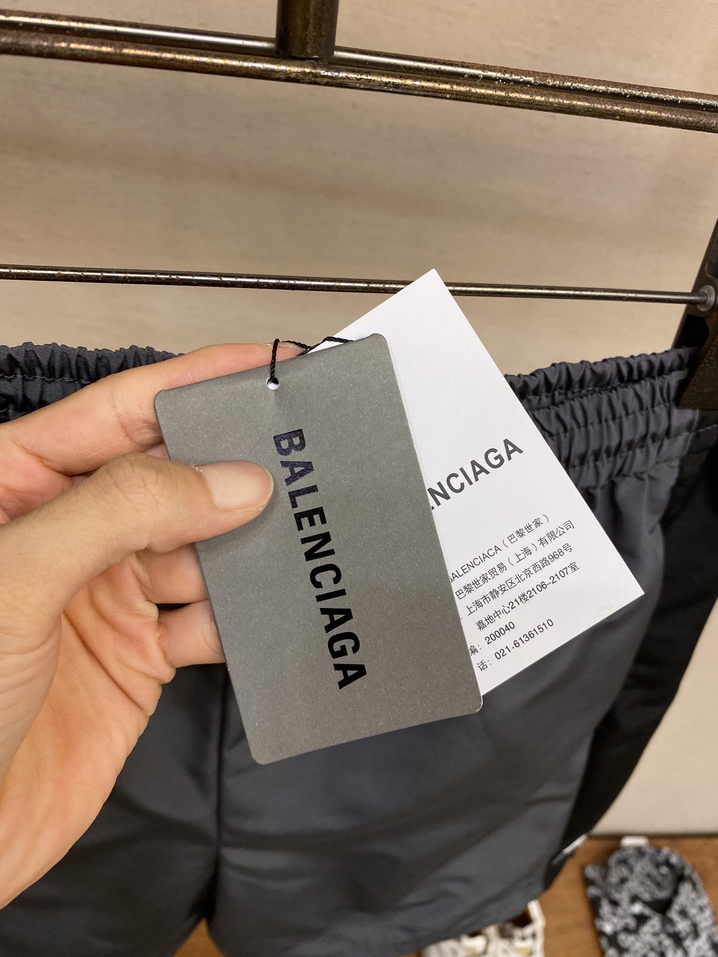 “Balenciaga Paris BASKETBALL SERIES Baggy Rectangular Sports Shorts: Monochrome Design with Urban Wind Vibe” - 图片 8