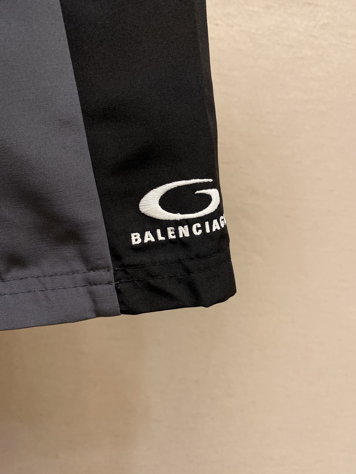 “Balenciaga Paris BASKETBALL SERIES Baggy Rectangular Sports Shorts: Monochrome Design with Urban Wind Vibe” - 图片 6