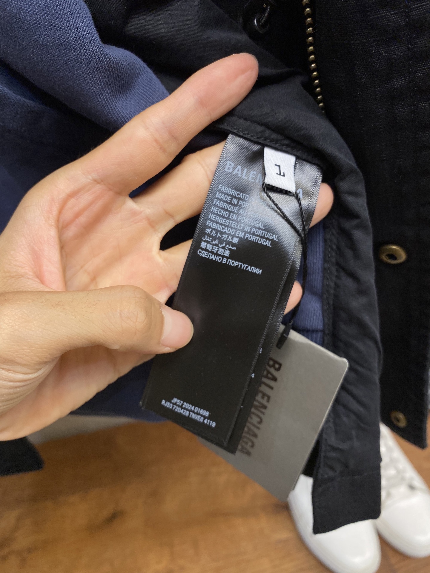Title: Balenciaga Cotton Cowboy Coats – High-Street Favorite with Long-Sweet Design and Best Fabric Summary: Balenciaga offers popular pure cotton cowboy coats with high-street appeal, - 图片 6