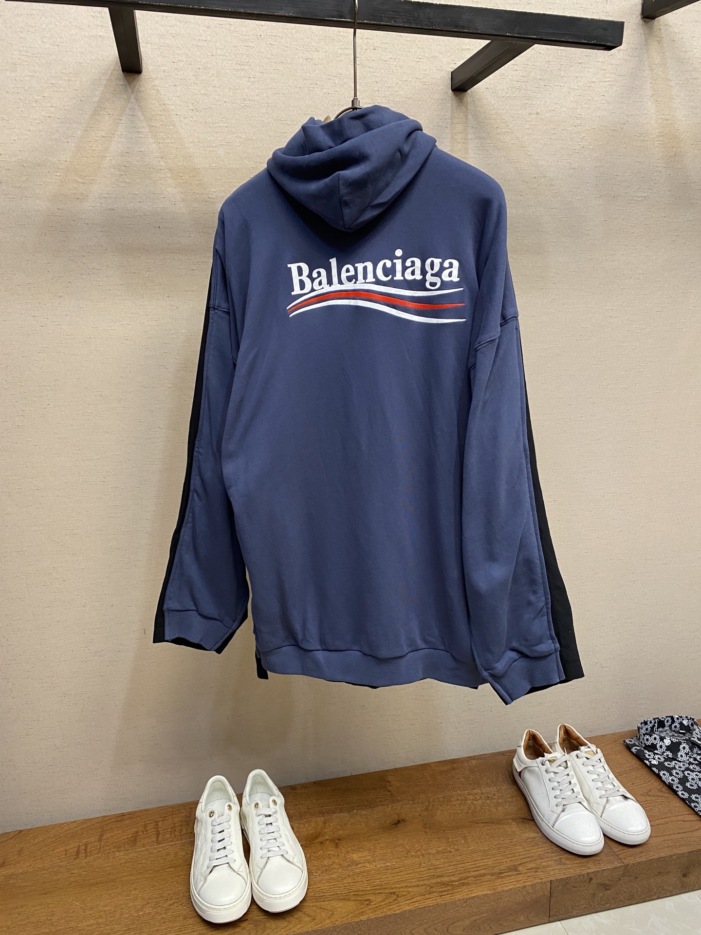 Title: Balenciaga Cotton Cowboy Coats – High-Street Favorite with Long-Sweet Design and Best Fabric Summary: Balenciaga offers popular pure cotton cowboy coats with high-street appeal, - 图片 2