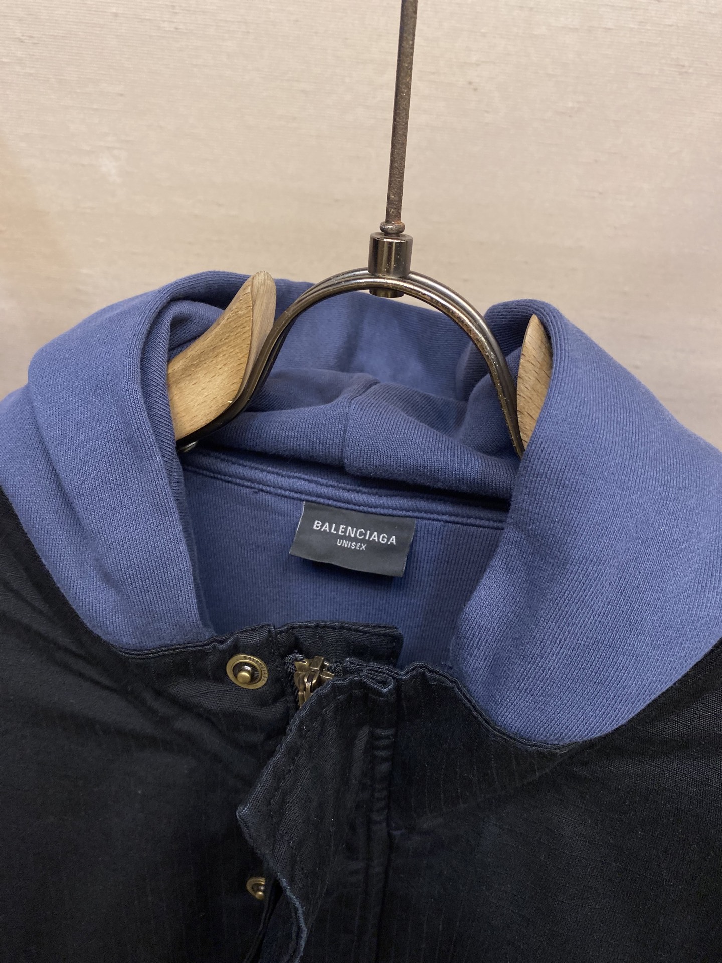 Title: Balenciaga Cotton Cowboy Coats – High-Street Favorite with Long-Sweet Design and Best Fabric Summary: Balenciaga offers popular pure cotton cowboy coats with high-street appeal, - 图片 3