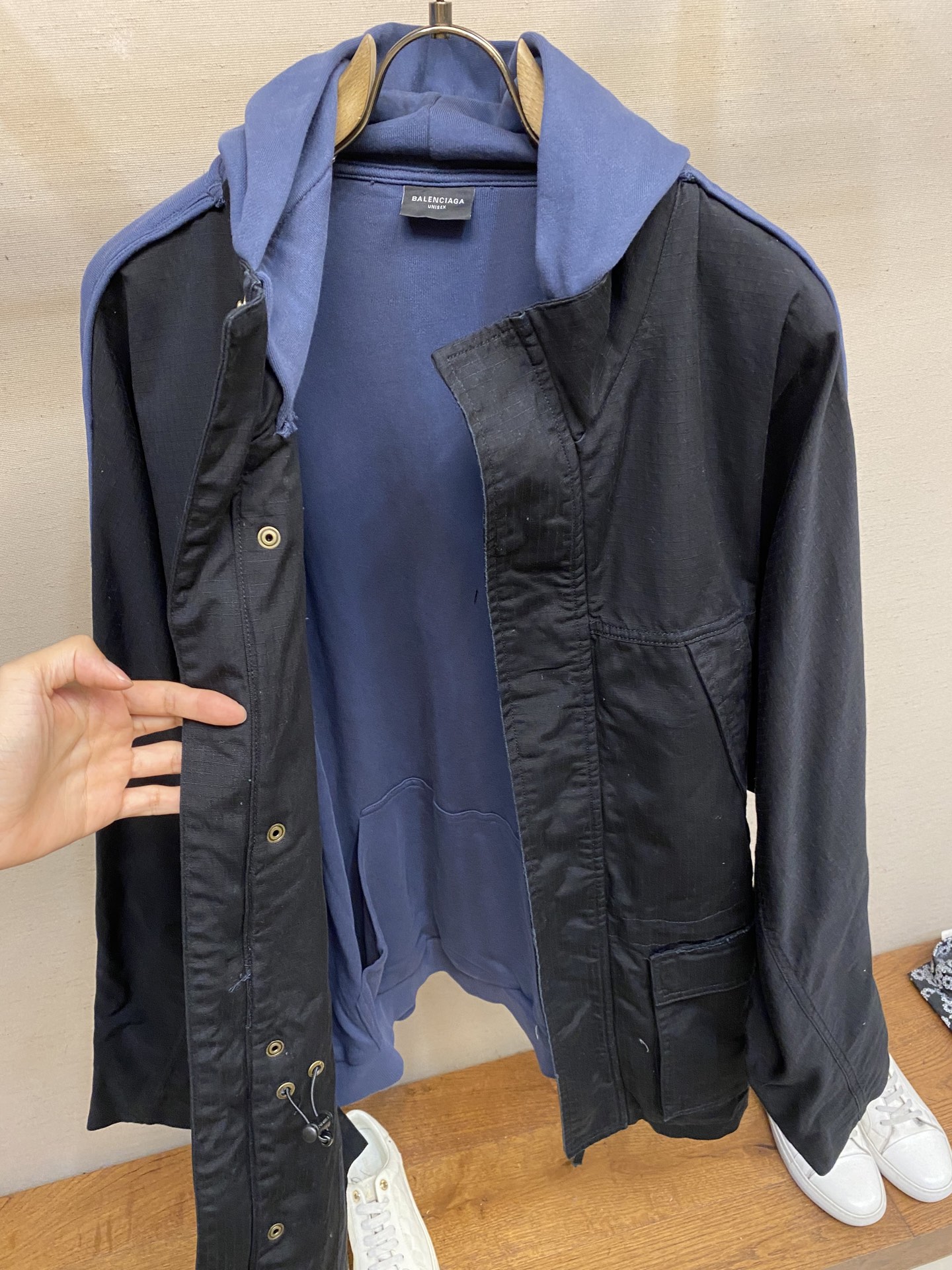 Title: Balenciaga Cotton Cowboy Coats – High-Street Favorite with Long-Sweet Design and Best Fabric Summary: Balenciaga offers popular pure cotton cowboy coats with high-street appeal, - 图片 7