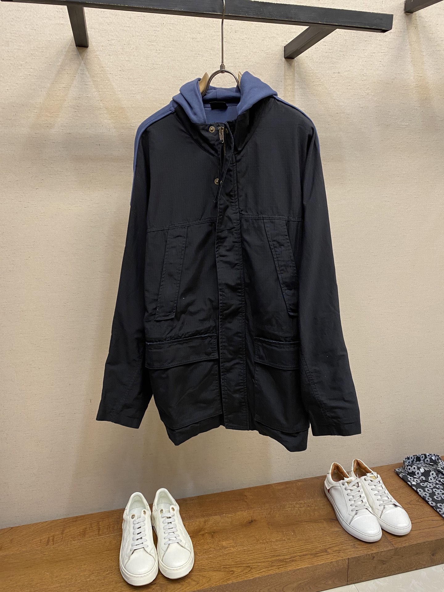 Title: Balenciaga Cotton Cowboy Coats – High-Street Favorite with Long-Sweet Design and Best Fabric Summary: Balenciaga offers popular pure cotton cowboy coats with high-street appeal, - 图片 1