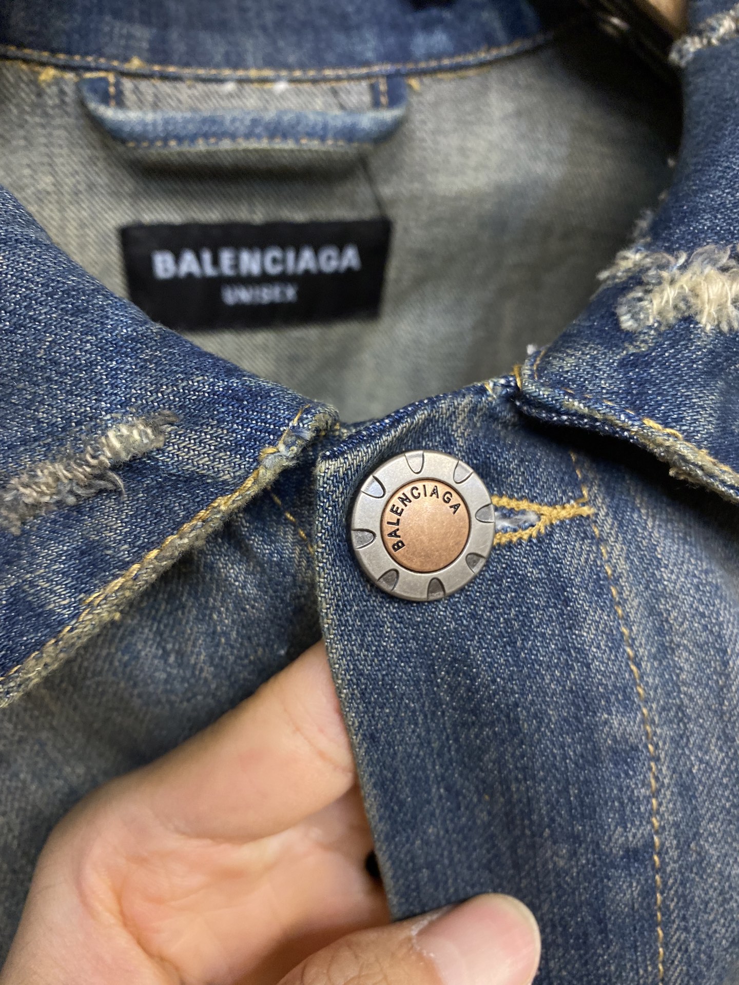 “Balenciaga 25FW Cowboy Jacket: Vintage Look with Unique Handcrafted Details in S, M, L Sizes” - 图片 6