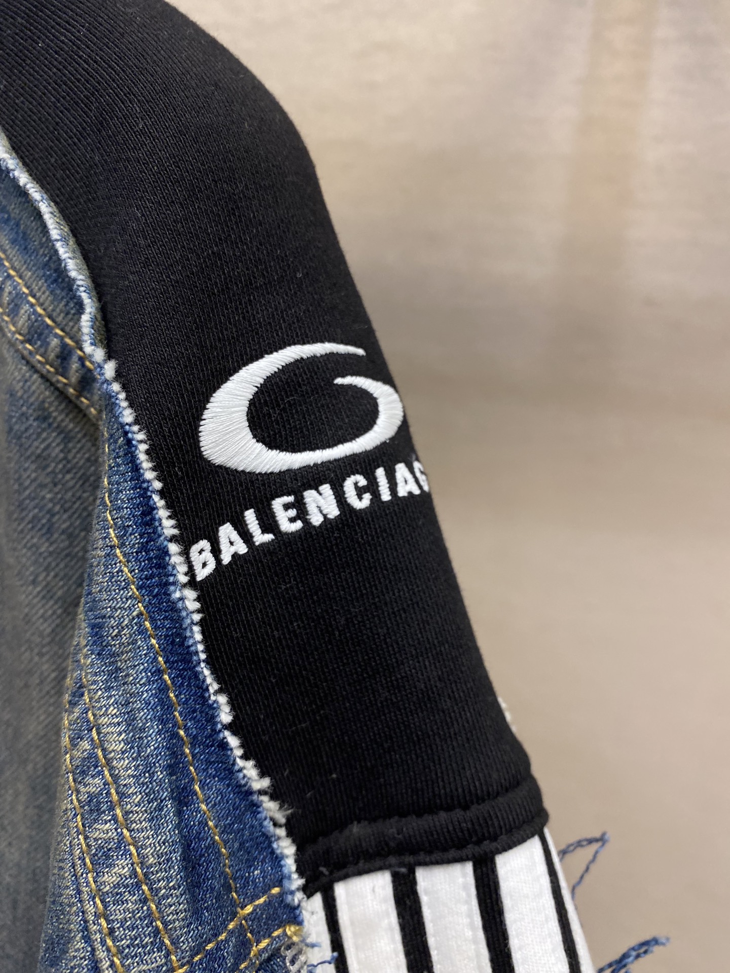 “Balenciaga 25FW Cowboy Jacket: Vintage Look with Unique Handcrafted Details in S, M, L Sizes” - 图片 5