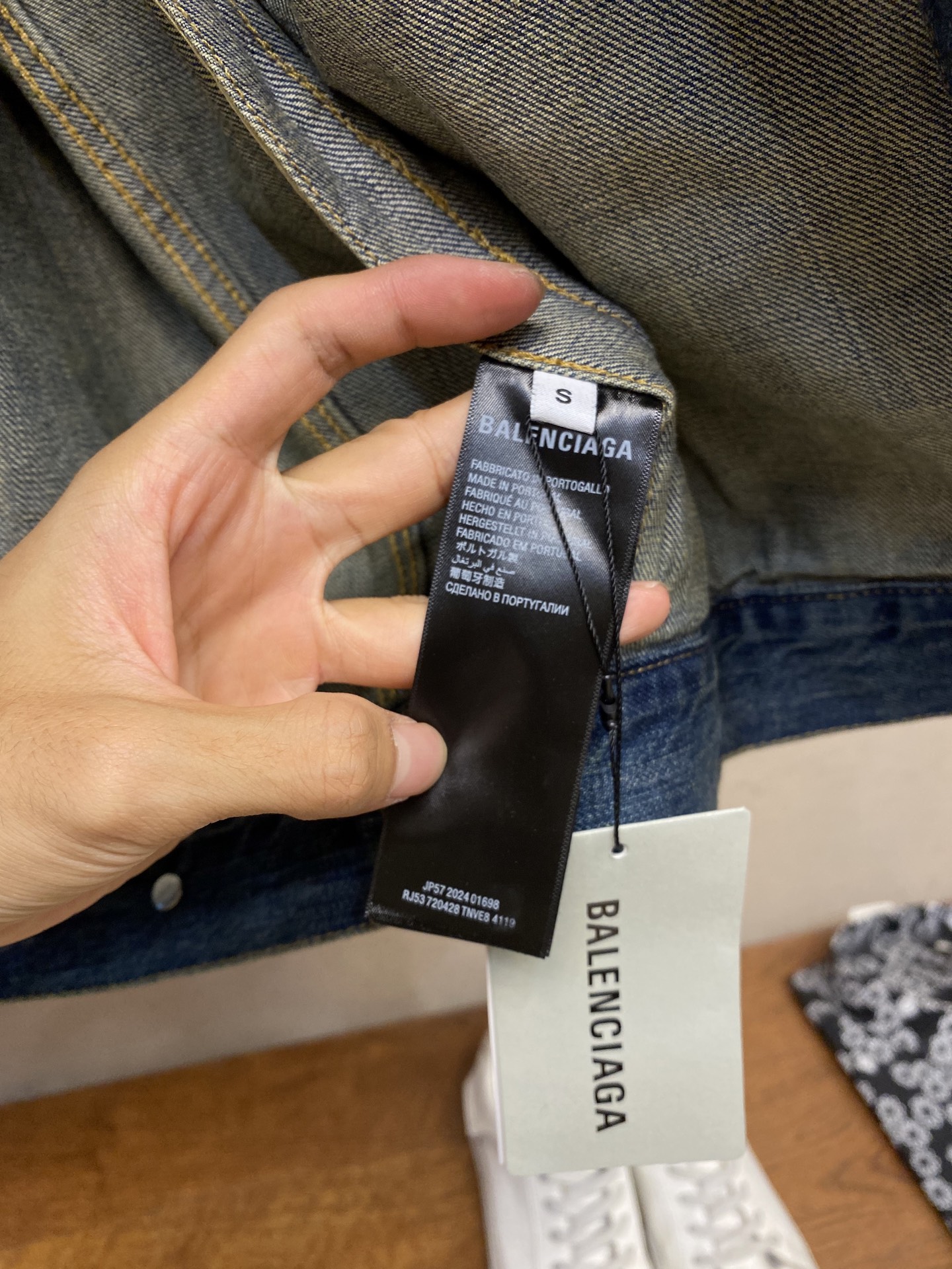 “Balenciaga 25FW Cowboy Jacket: Vintage Look with Unique Handcrafted Details in S, M, L Sizes” - 图片 7