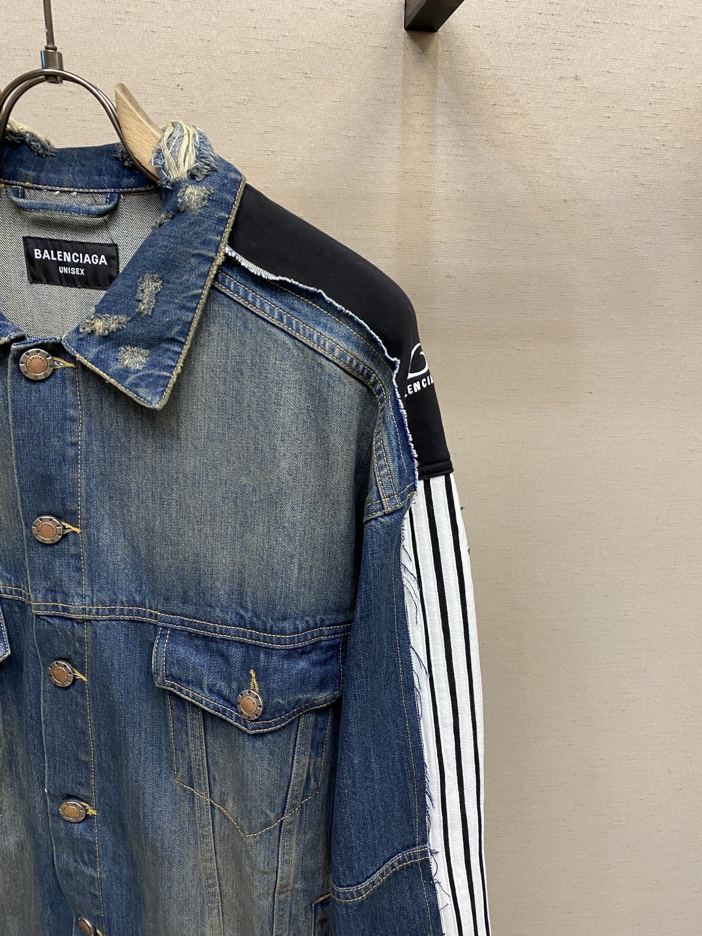 “Balenciaga 25FW Cowboy Jacket: Vintage Look with Unique Handcrafted Details in S, M, L Sizes” - 图片 4