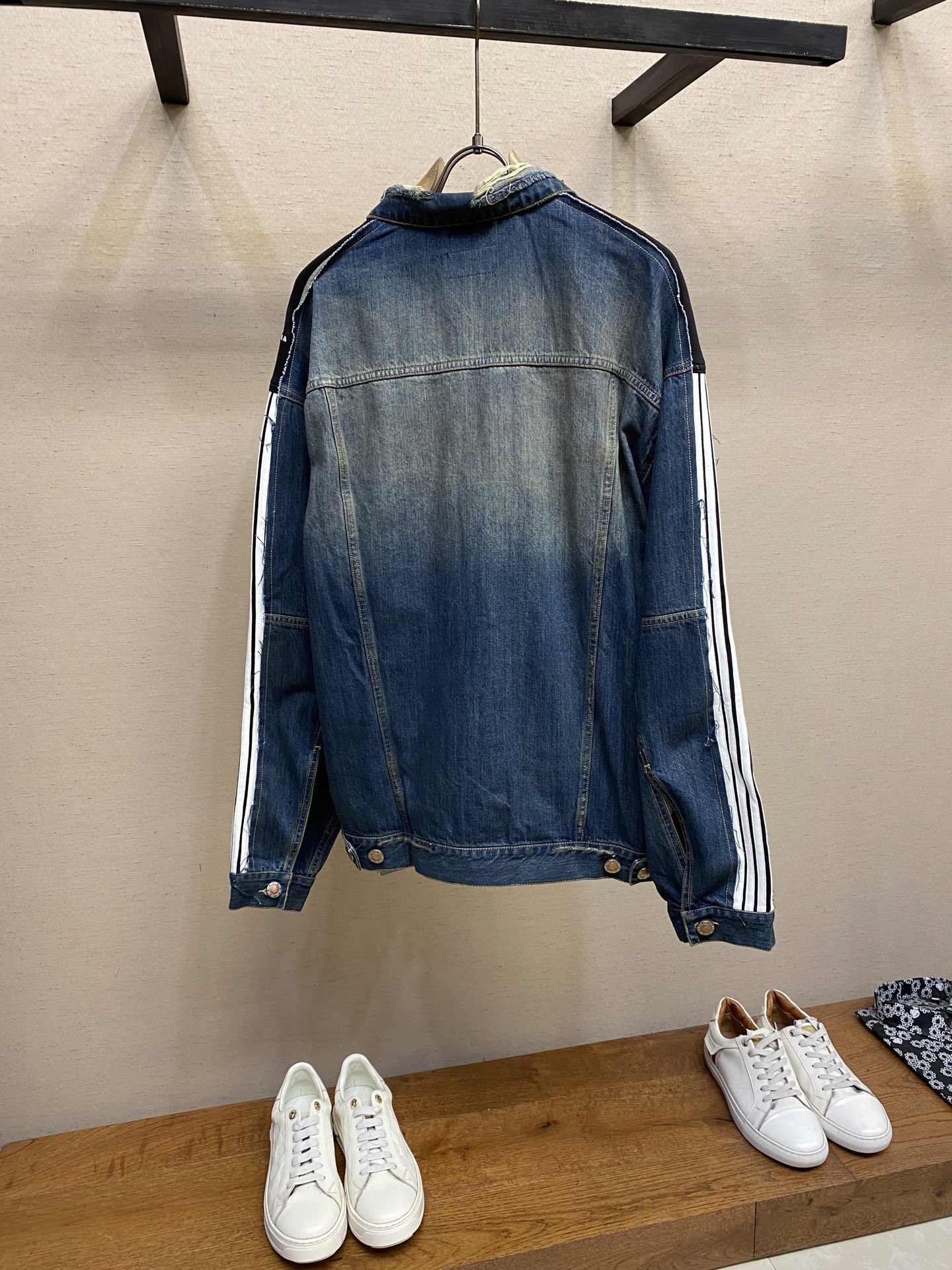 “Balenciaga 25FW Cowboy Jacket: Vintage Look with Unique Handcrafted Details in S, M, L Sizes” - 图片 2